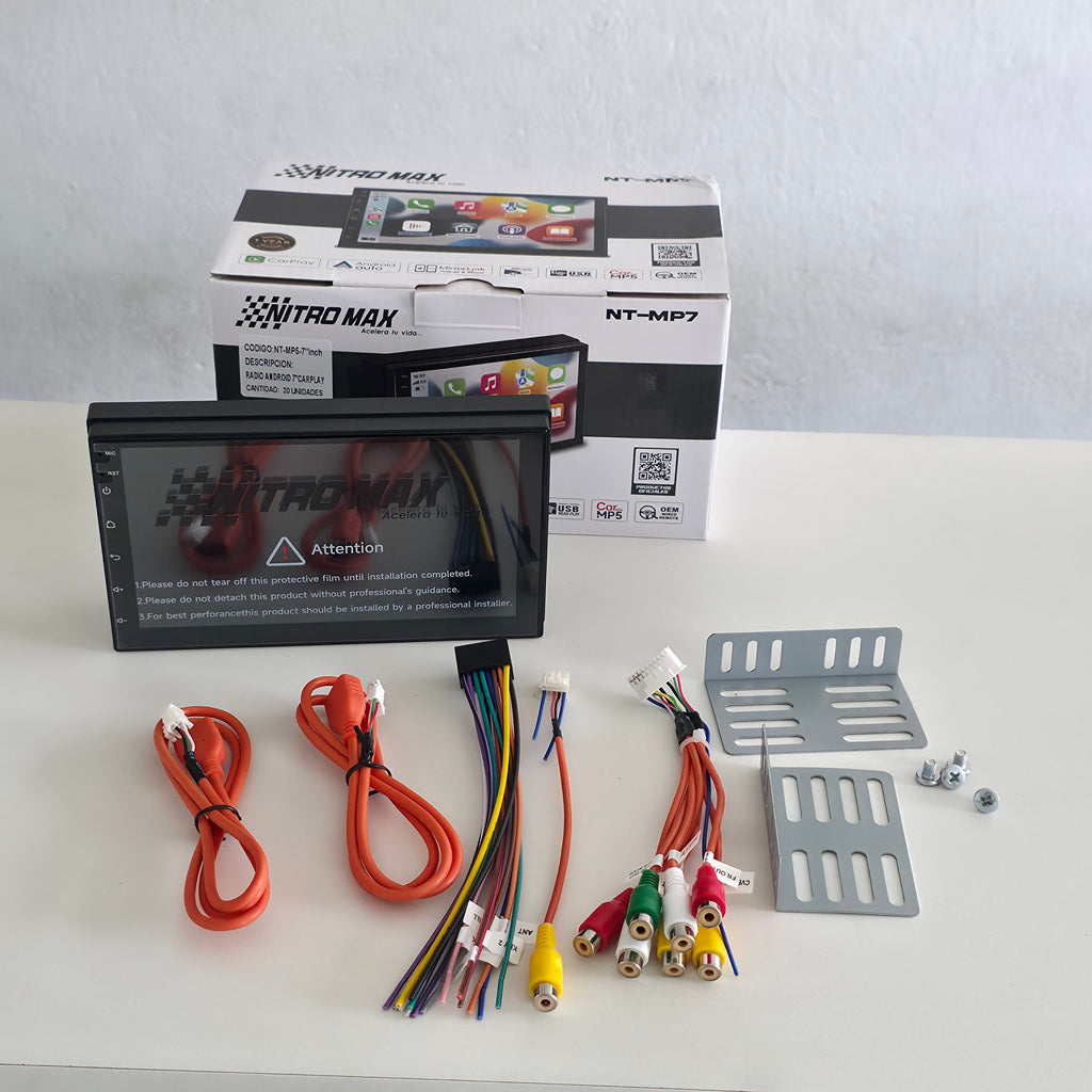 Kit de cableado y montaje de la radio Nitromaxx 2 DIN, incluyendo arneses de poder, cables de audio y brackets de instalación.