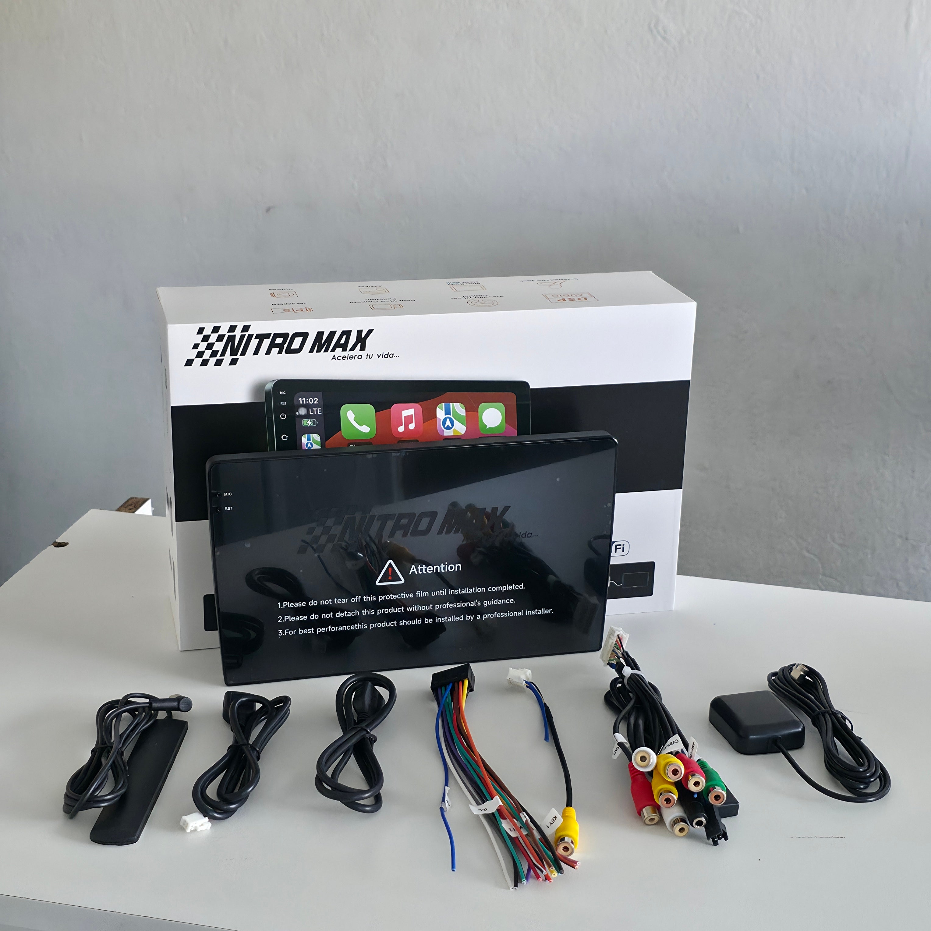 Despiece de los accesorios y cableado incluidos con la radio Nitro Max de 8 núcleos, lista para una instalación limpia y rápida.