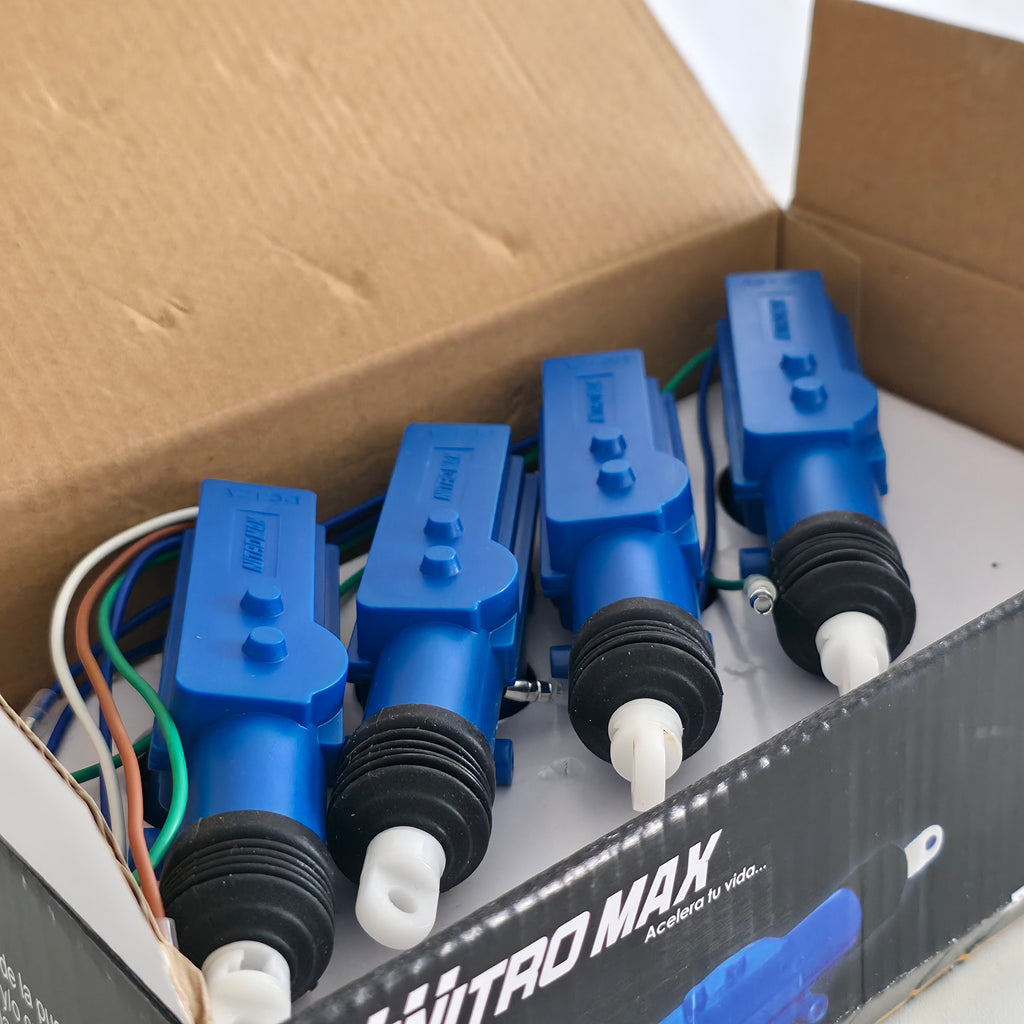Detalle de los 4 actuadores azules de alta potencia con tecnología de giro 360 grados dentro de la caja del kit Nitromax