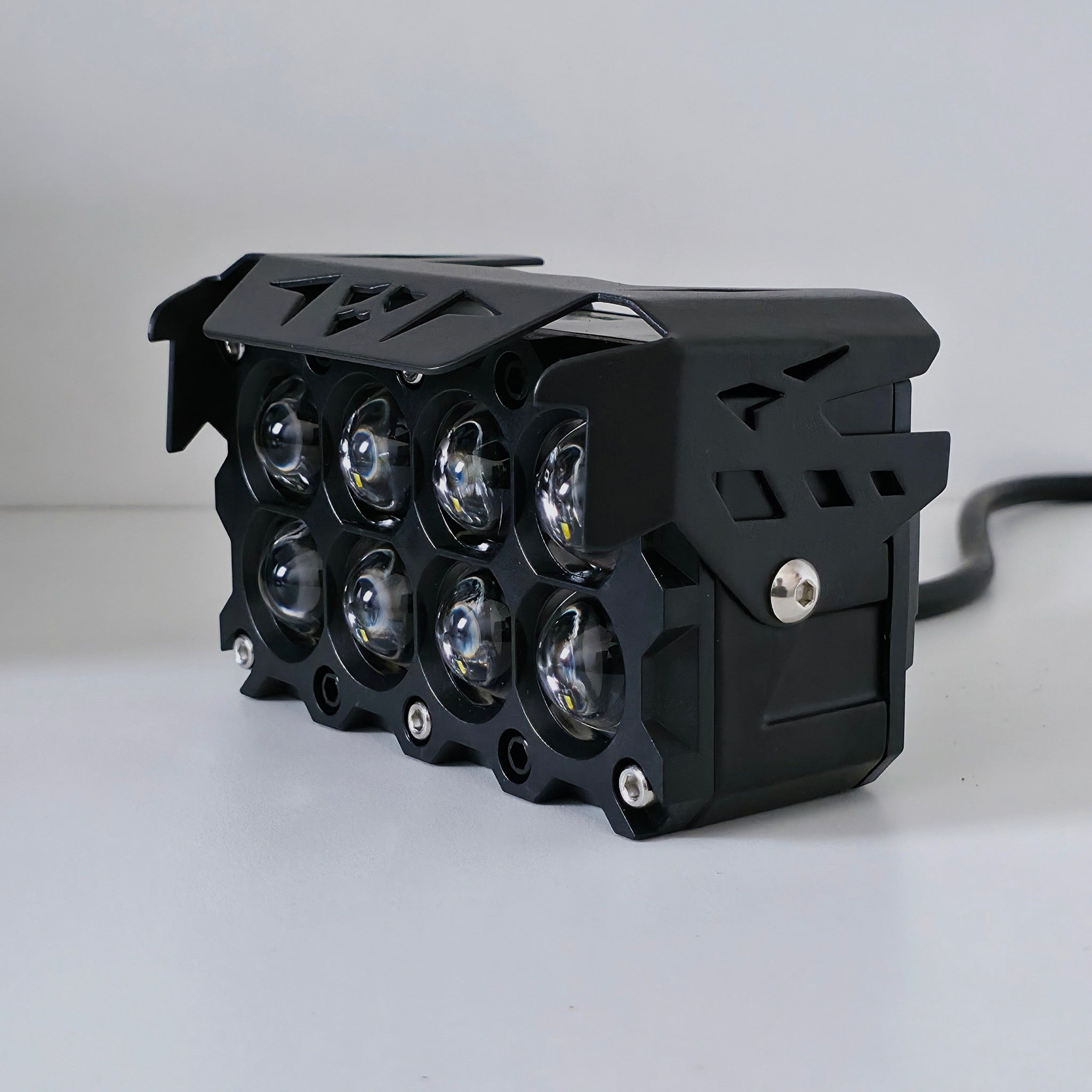 Empaque original y caja del faro LED Nitro Max de 8 lupas.