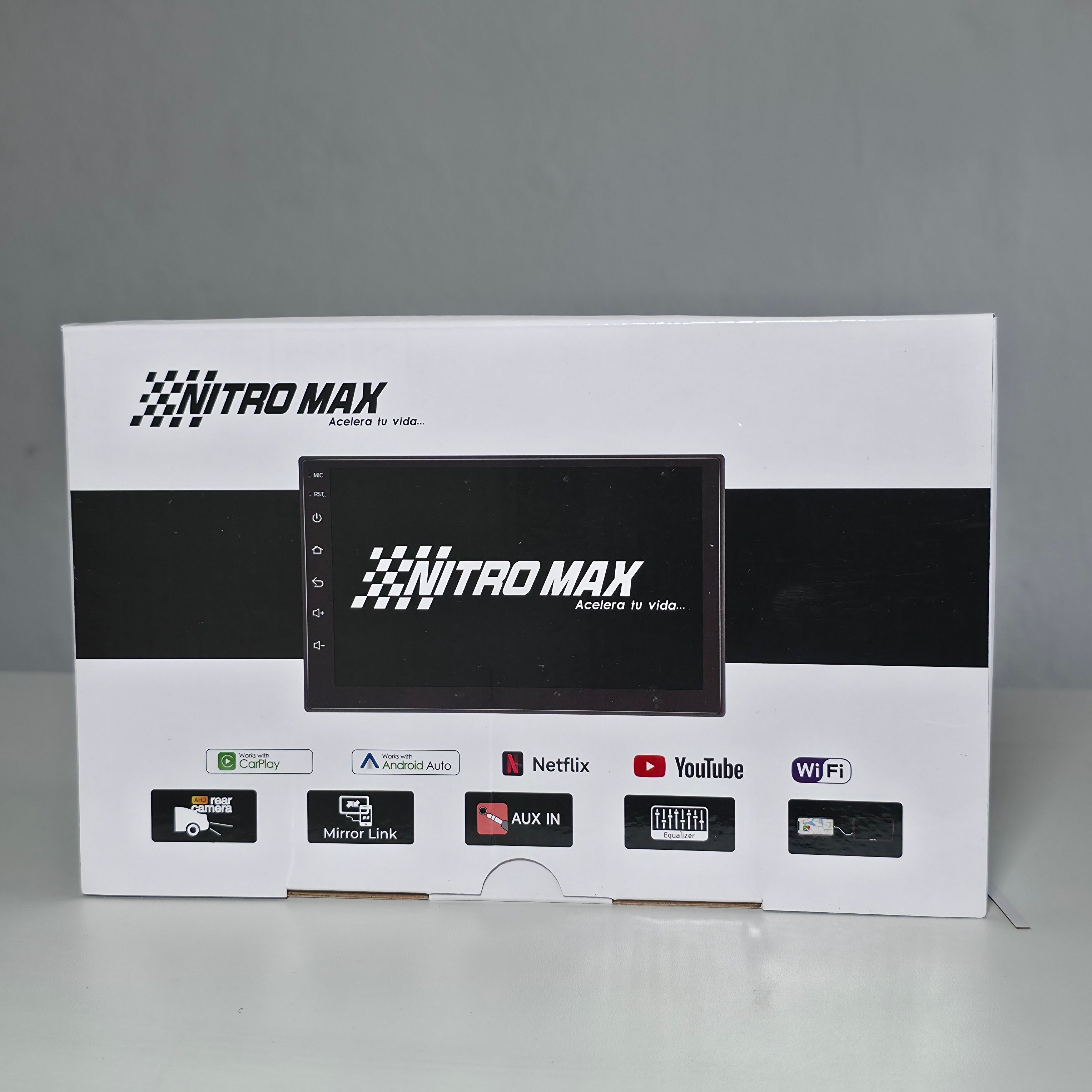 Vista frontal de la caja de empaque original de la radio pantalla Nitromaxx 2 DIN, mostrando los iconos de compatibilidad con CarPlay y Android Auto.