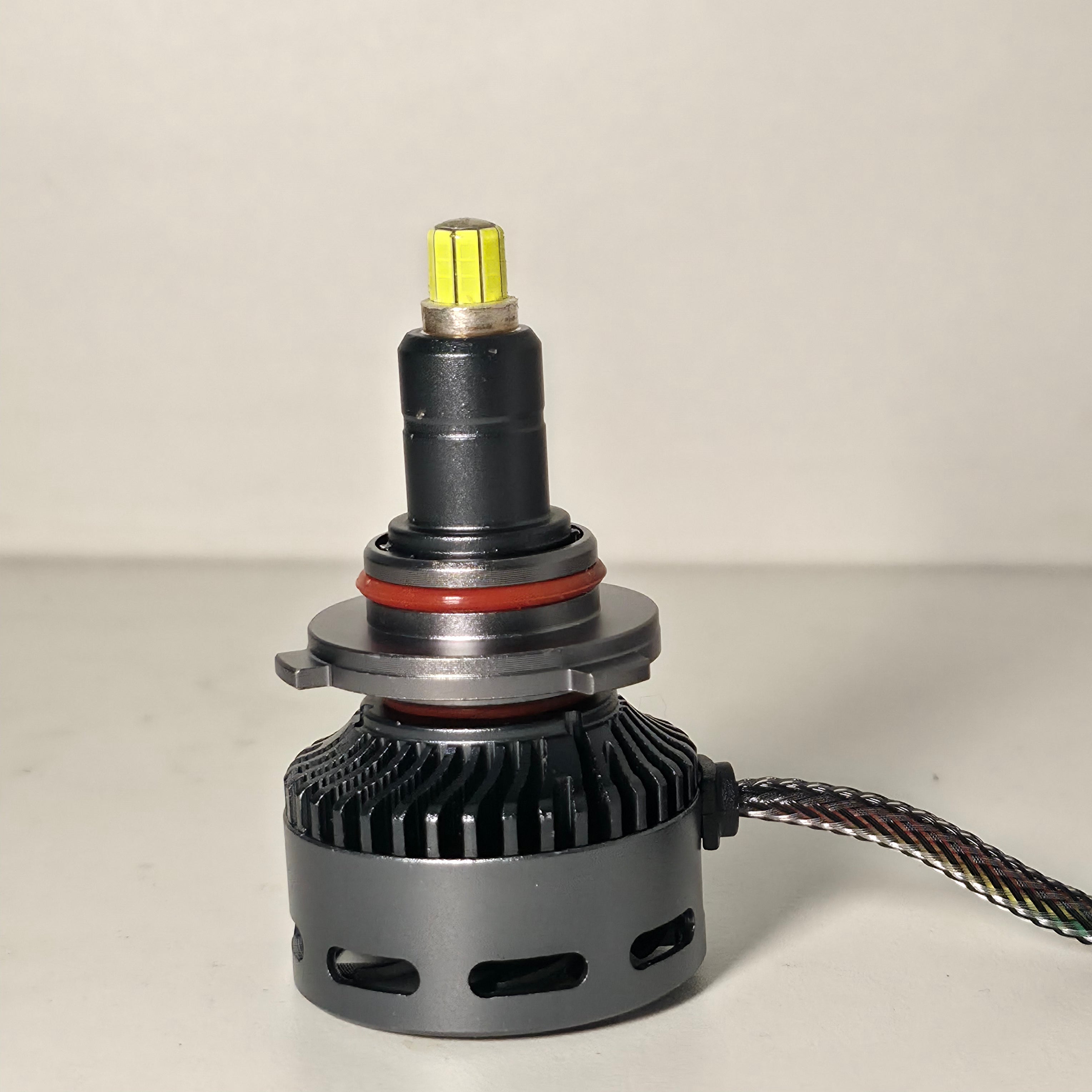 Estructura cilíndrica del emisor LED 360 grados Nitro Max, fabricado para aprovechar al máximo la óptica de faros de lupa sin dejar zonas oscuras