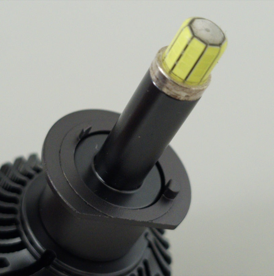 Primer plano del chip LED de alta eficiencia del foco Nitro Max H1.
