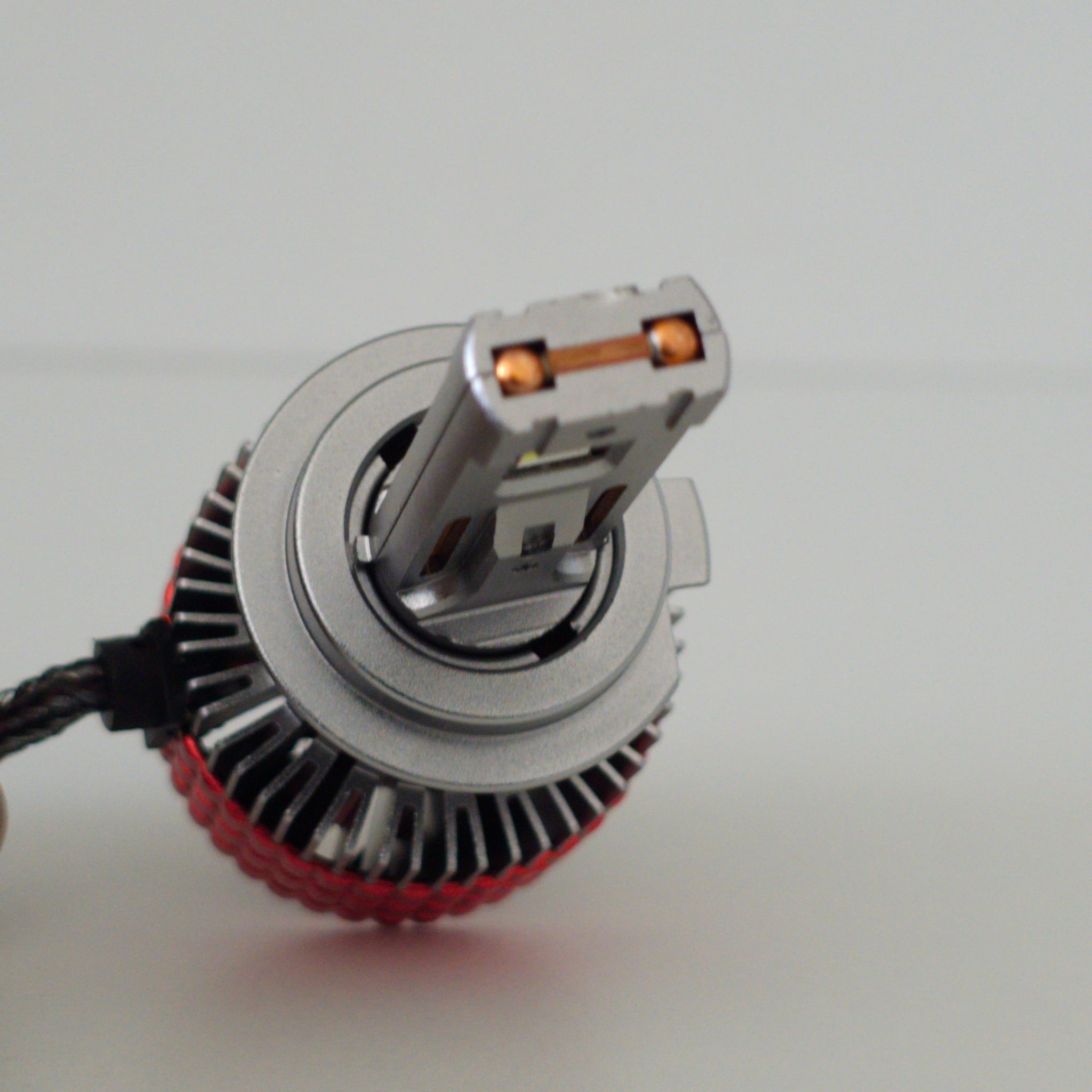 Primer plano del patrón de chips LED CSP del foco Nitro Max H7.