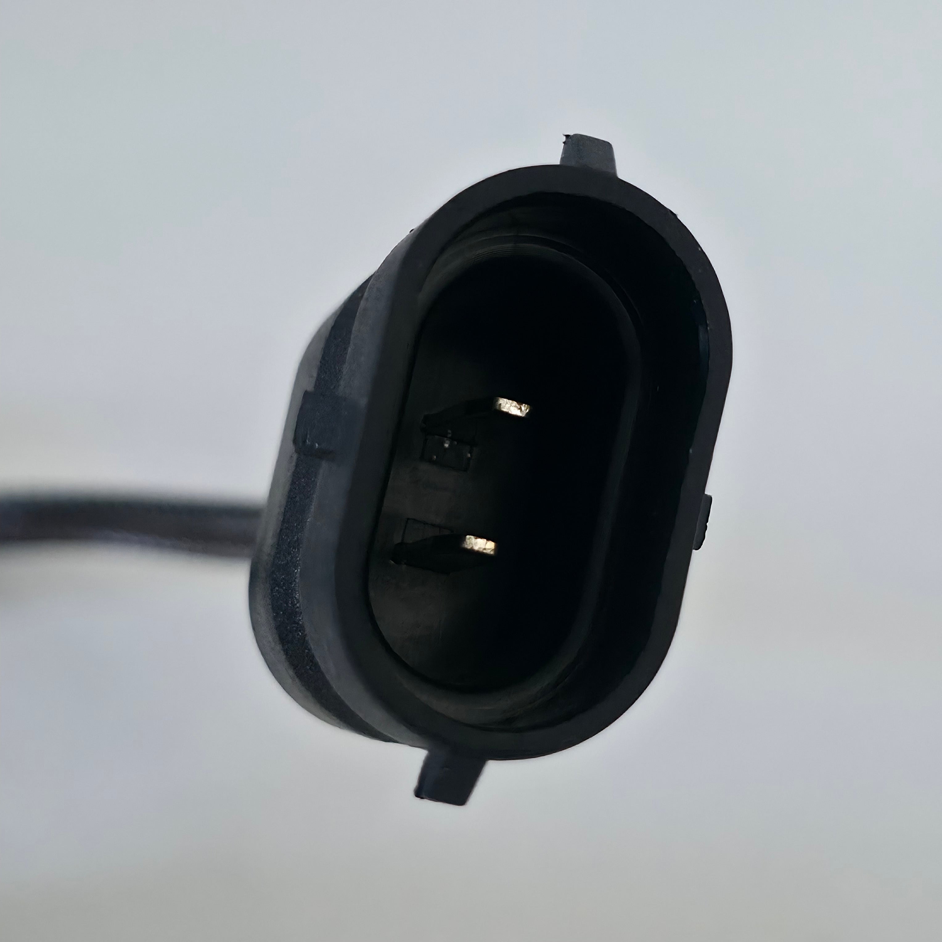 Detalle del conector multibase H8/H9/H11 del kit Nitro Max.