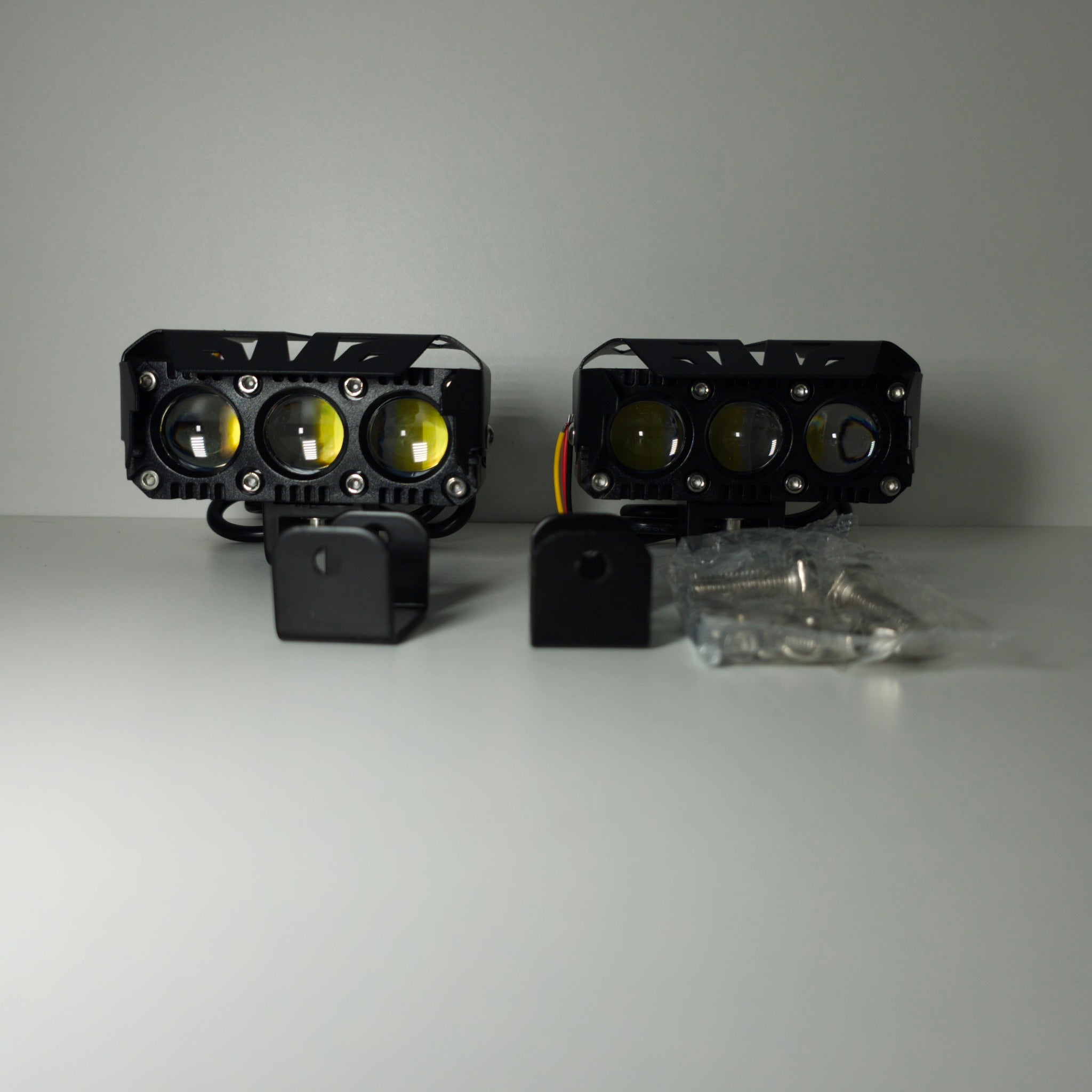 Bases metálicas en "U" para instalación segura del faro LED Nitro Max.