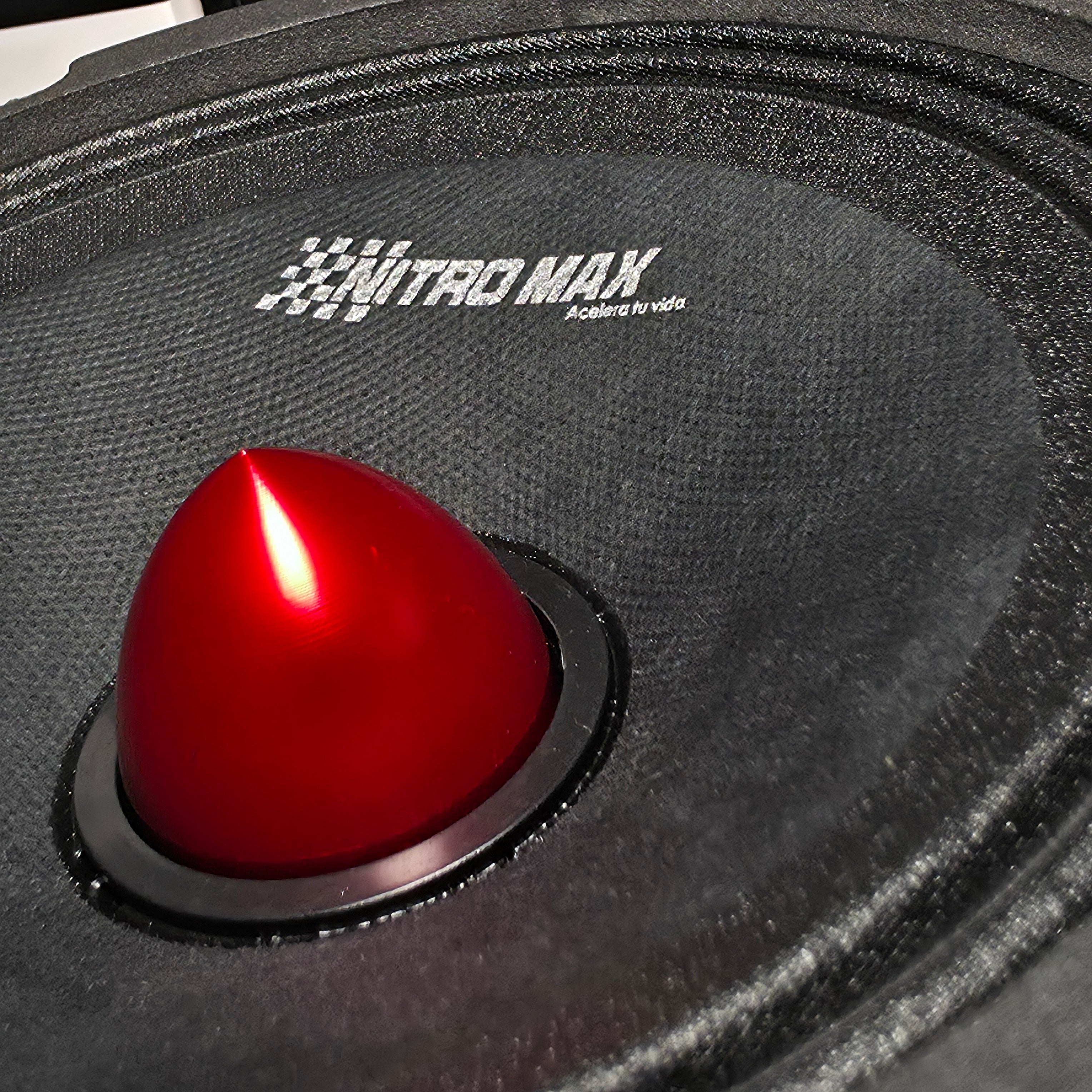 Detalle del tweeter central rojo integrado en el parlante de 2 vías Nitro Max para audio profesional.