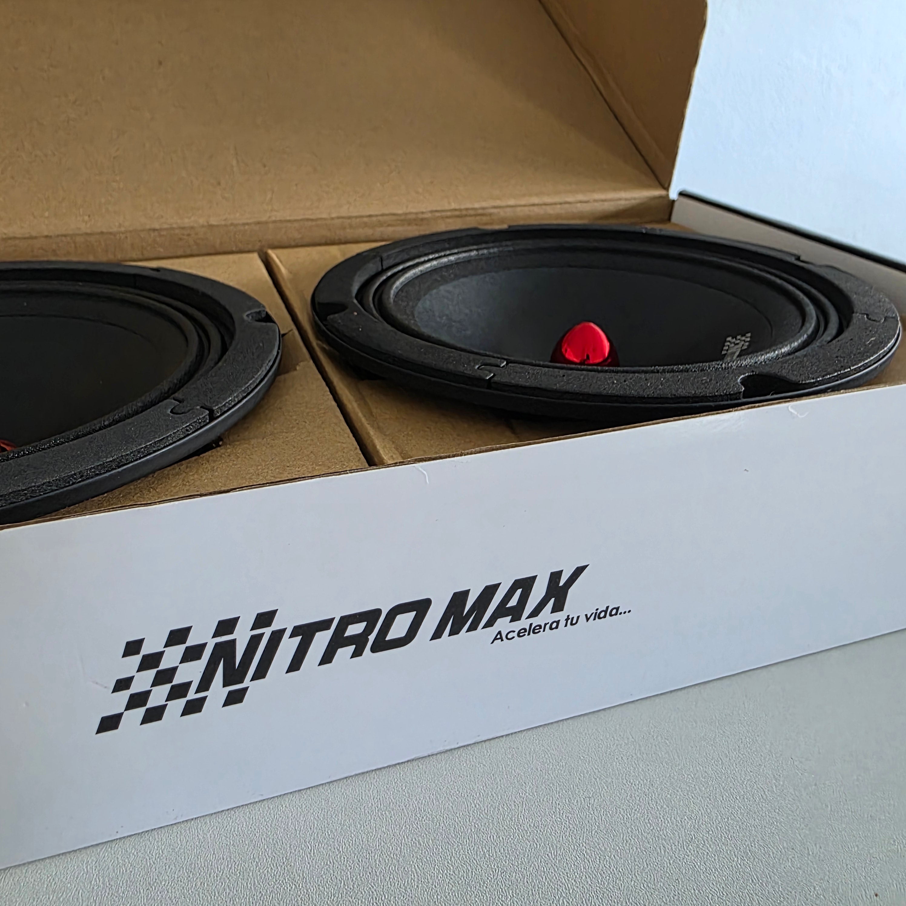 Diagrama de dimensiones de instalación para el parlante medio Nitro Max de 5 pulgadas.