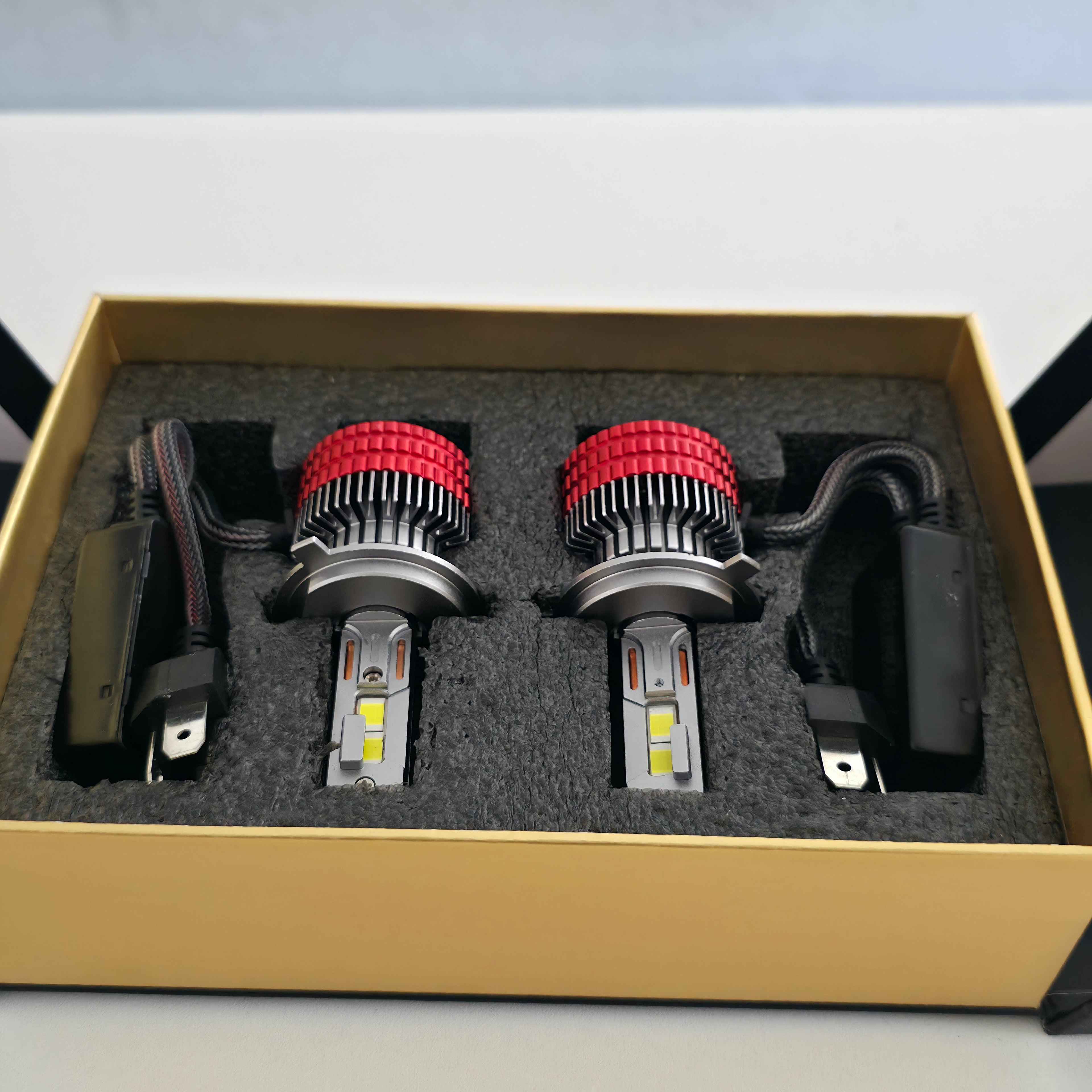Presentación premium de los focos LED Nitro Max y su cableado protegidos dentro de la caja con espuma de alta densidad.