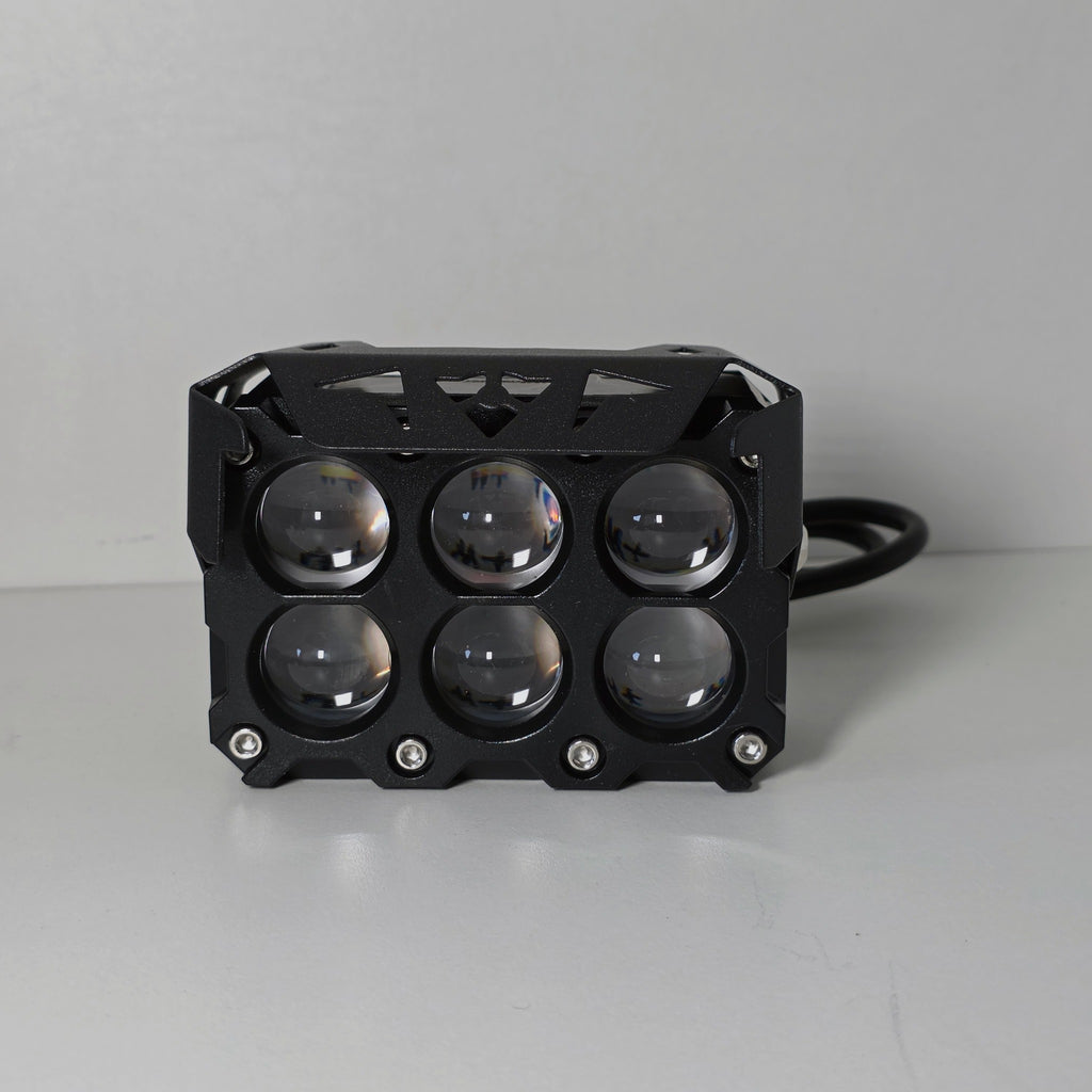 Vista frontal de los seis lentes de proyección del faro LED Nitro Max.