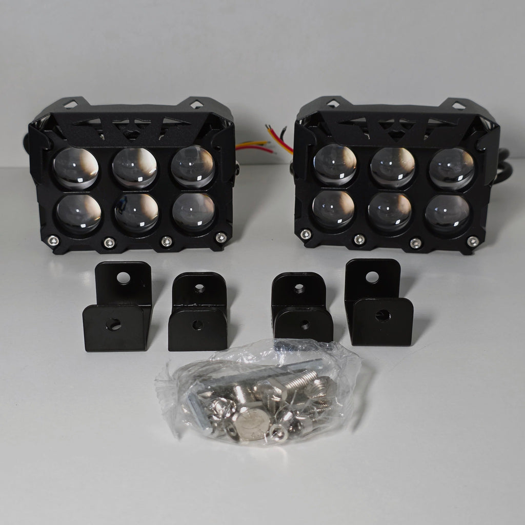 Par de faros neblineros LED Nitro Max de 6 lupas junto a sus bases de montaje reforzadas.