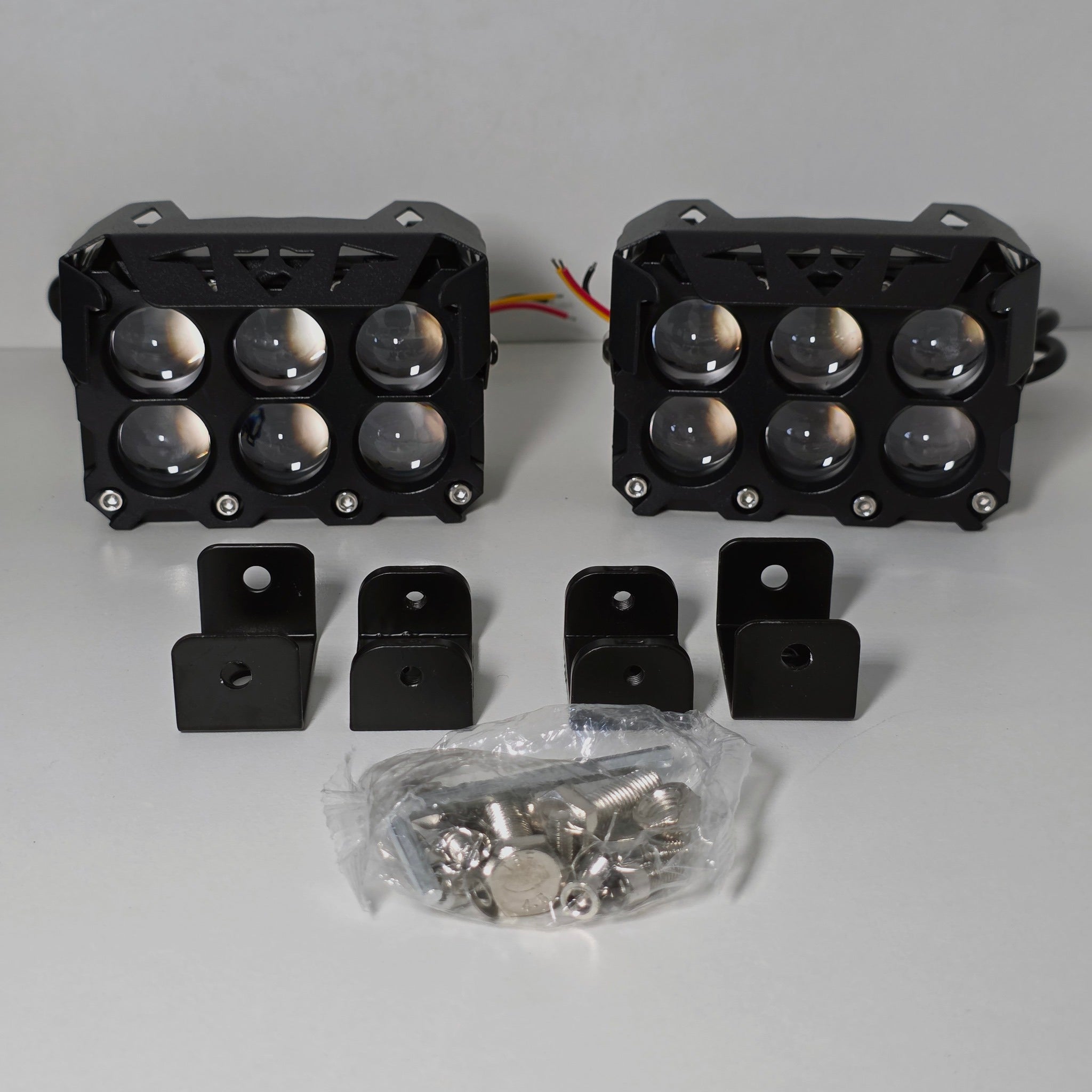 Par de faros neblineros LED Nitro Max de 6 lupas junto a sus bases de montaje reforzadas.