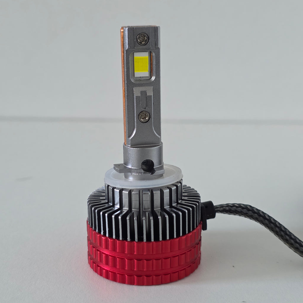 Vista frontal del foco LED 880 Nitro Max mostrando el chip CSP de alto rendimiento.