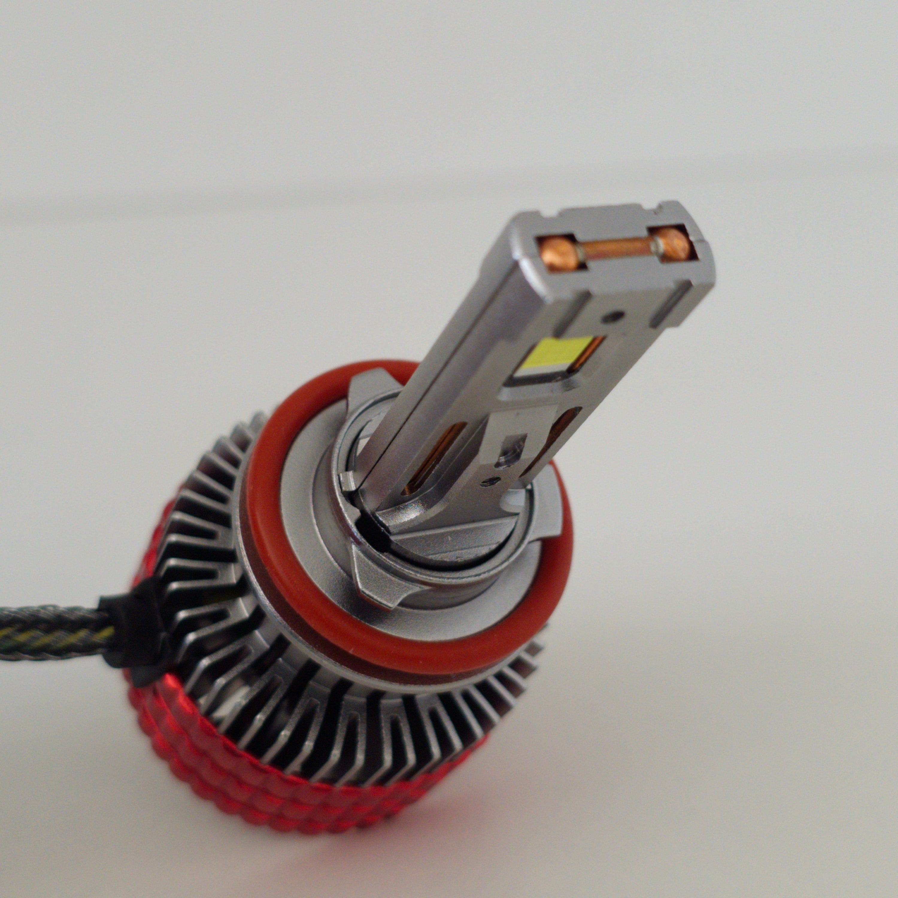 Detalle del chip LED CSP de alto rendimiento en foco H11 Nitro Max.