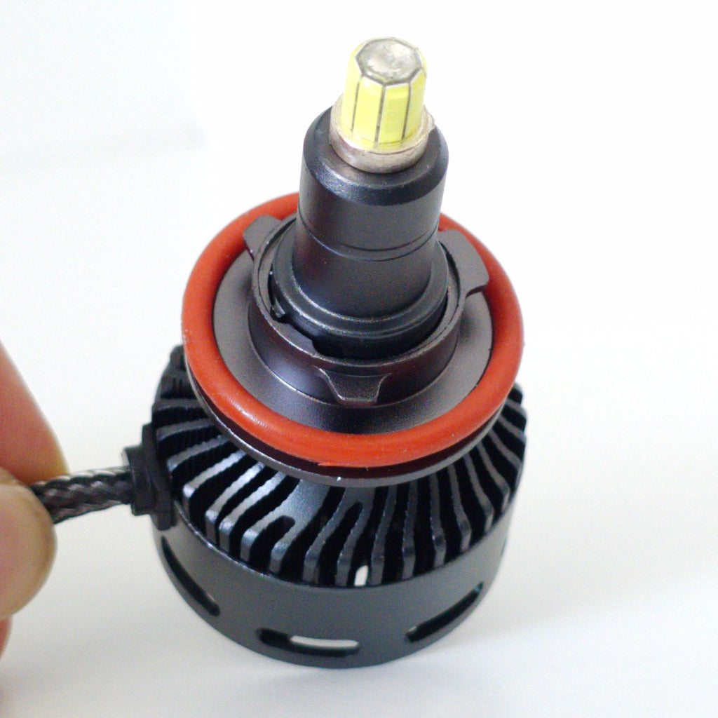 Detalle del foco LED H11 Nitro Max con cuerpo de aluminio y base ajustable.