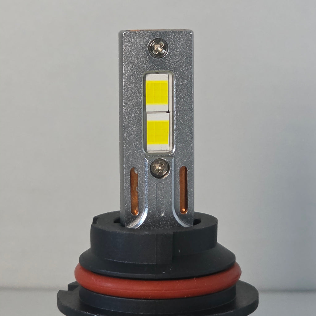 Detalle del foco LED H11 Nitro Max con cuerpo de aluminio y base ajustable.