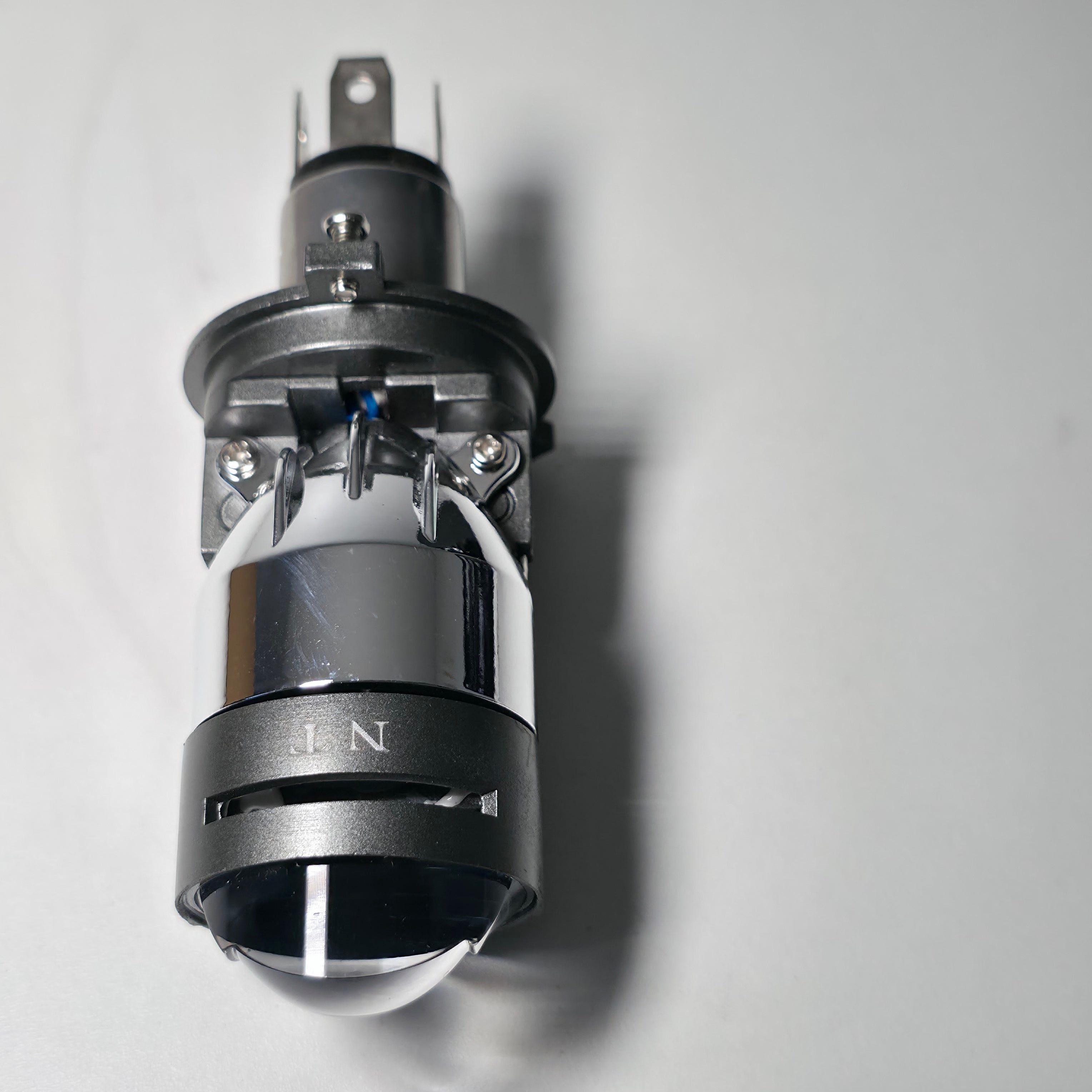 Vista frontal del foco LED con lente proyector H4 Nitro Max diseñado para un haz de luz enfocado.