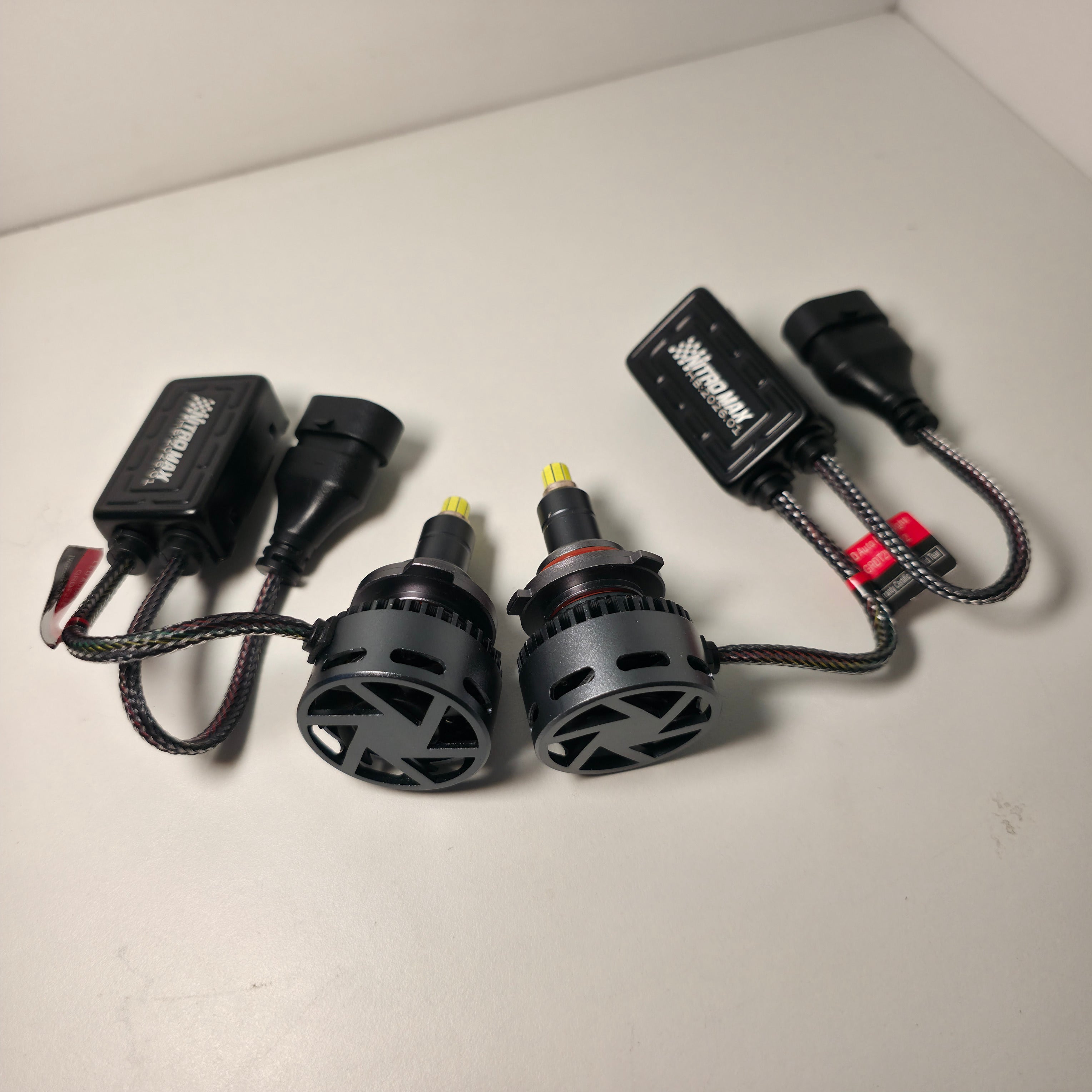 Par de focos LED 360 grados Nitro Max junto a sus módulos Canbus externos diseñados para evitar códigos de error en el tablero.