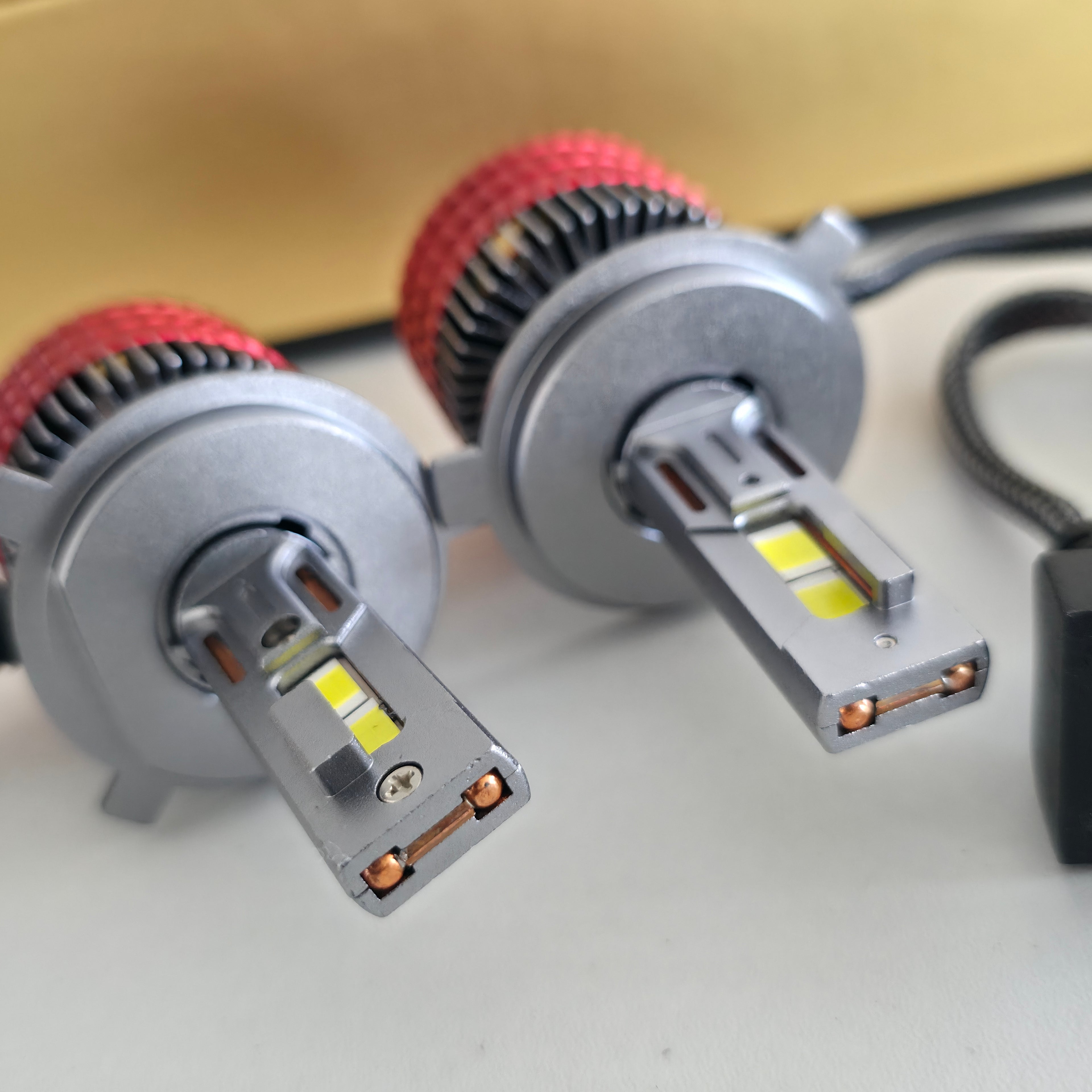 Focos LED Nitro Max compatibles con 12 y 24 voltios mostrando su tecnología Canbus y conectores plug & play.