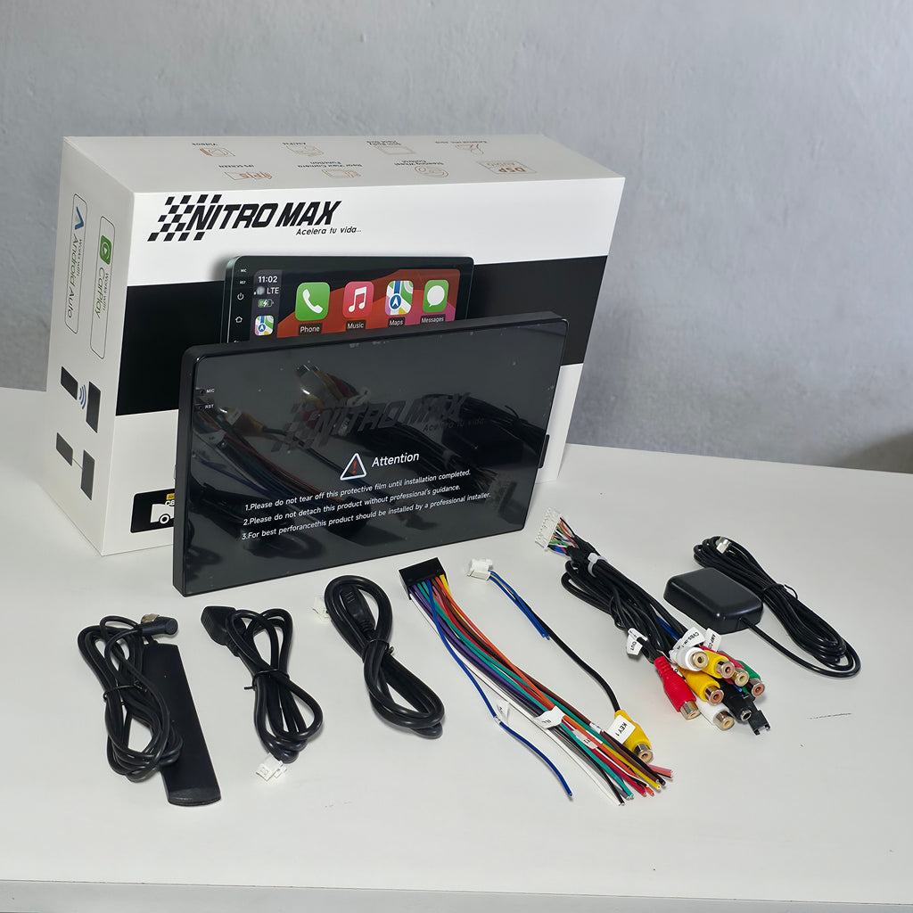 Kit completo de instalación de la radio Nitro Max INCELL de 9 pulgadas, mostrando la pantalla táctil, arneses principales de poder, cables RCA y antena GPS.