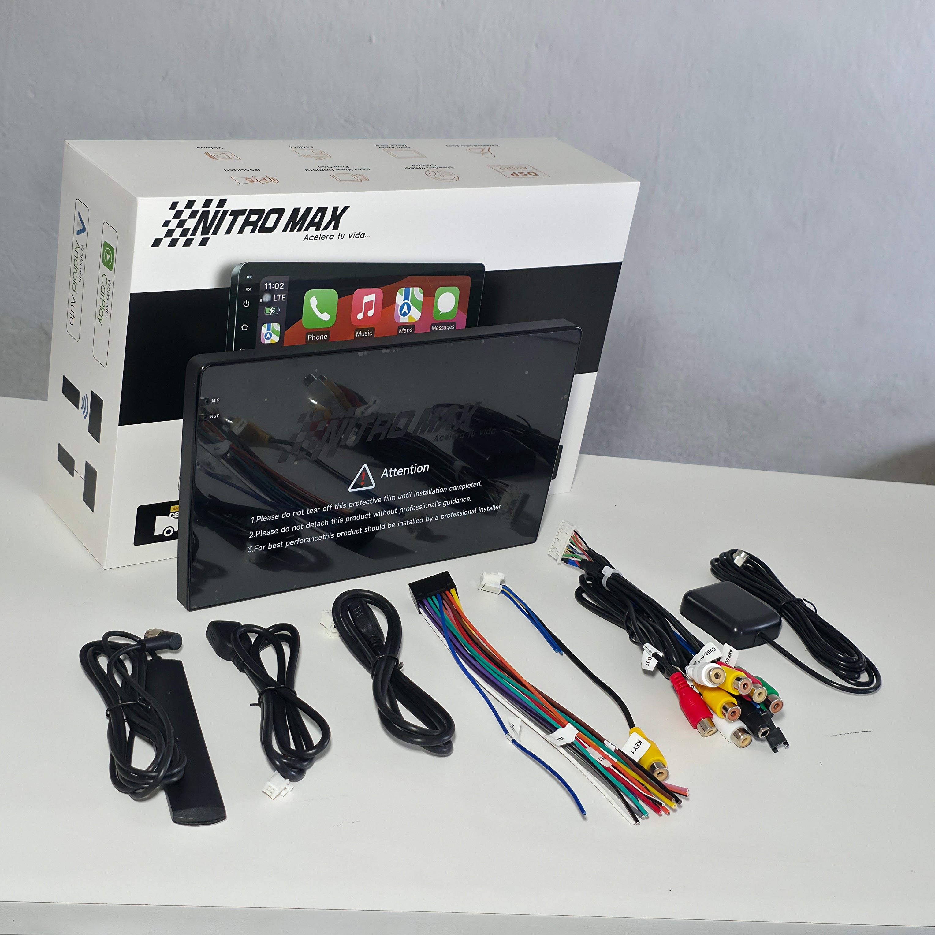 Kit completo de instalación de la radio Nitro Max INCELL de 9 pulgadas, mostrando la pantalla táctil, arneses principales de poder, cables RCA y antena GPS.