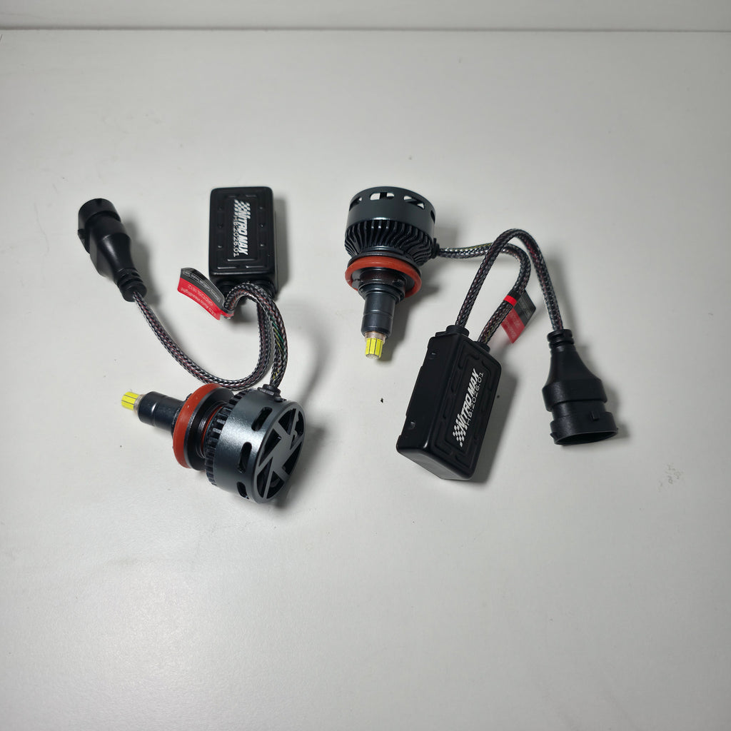 Kit completo Nitro Max H8/H9/H11 con focos, cables trenzados y módulos decodificadores.