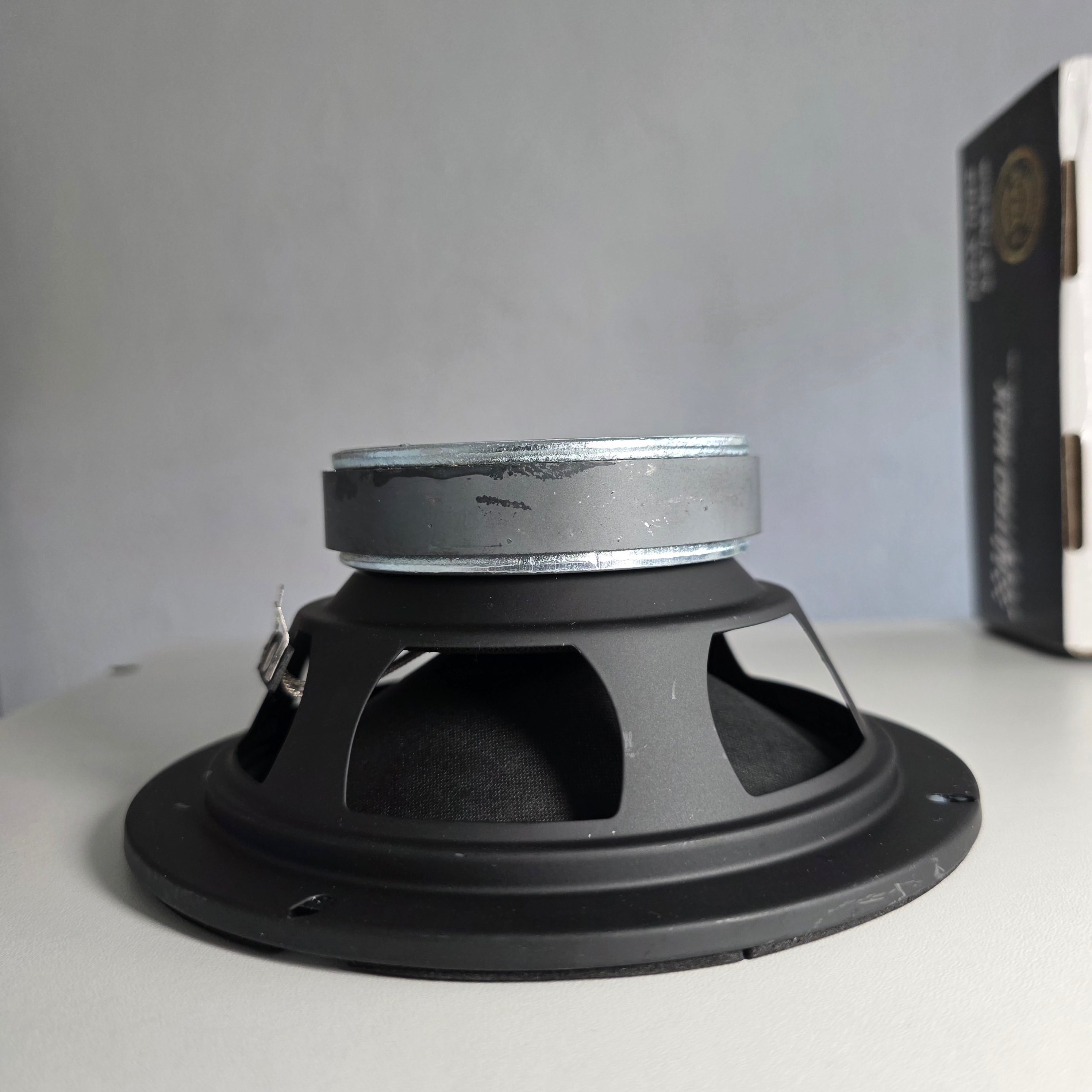 Kit de parlantes 2 vías Nitro Max de 5 pulgadas con rejillas protectoras listas para montaje.