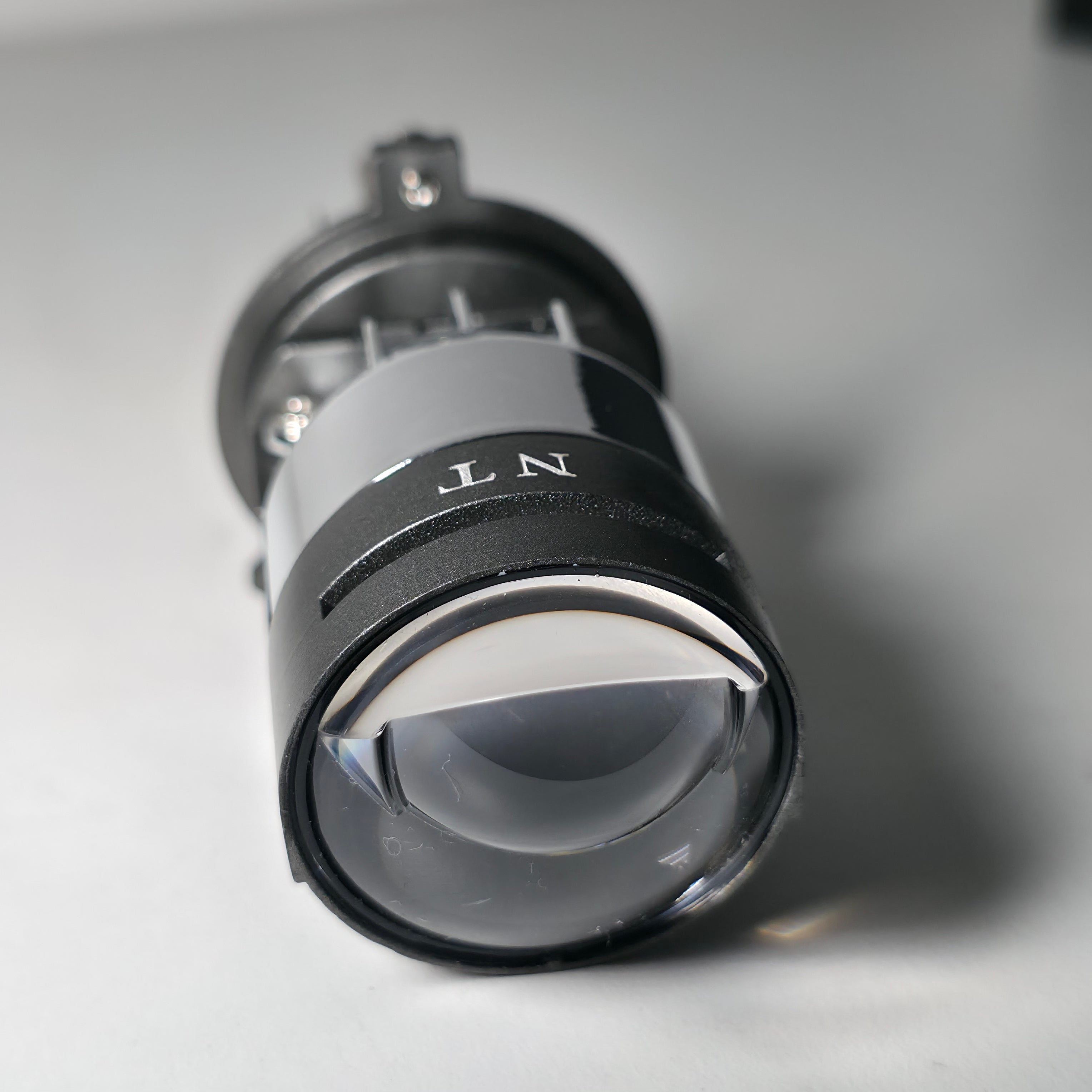 Detalle del lente de cristal del proyector Bi-LED H4 que evita deslumbrar a otros conductores.