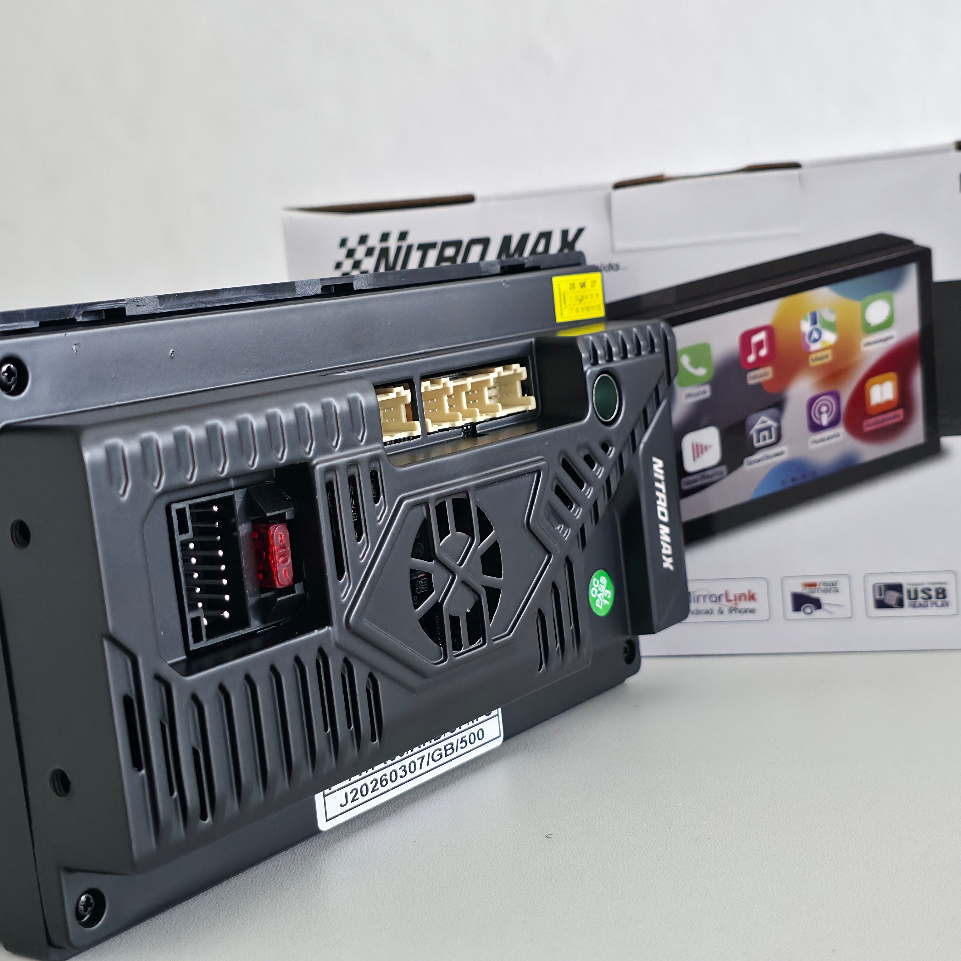 Panel trasero de la radio Nitromaxx NT-MP7 detallando los puertos de conexión para el arnés eléctrico y el chasis de disipación de calor.