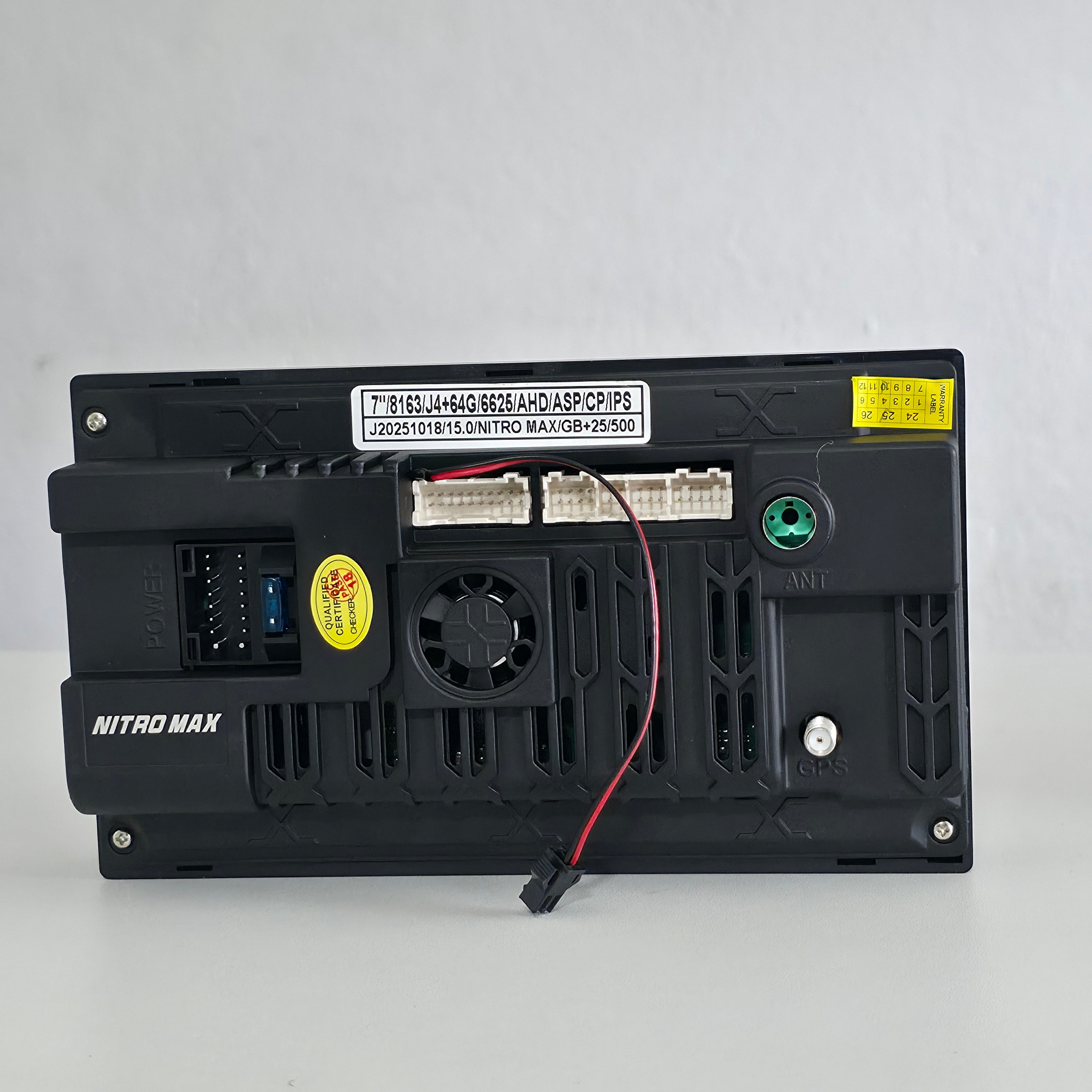 Panel trasero de la radio Nitromaxx 2 DIN donde se observa el ventilador de refrigeración integrado y los puertos de conexión para los arneses.