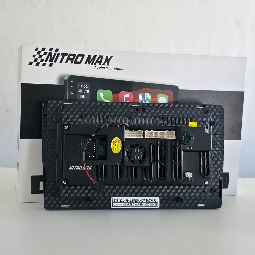Detalle del panel trasero de la radio Nitromaxx 9 pulgadas donde se aprecia el ventilador de refrigeración y los puertos de conexión para el arnés.