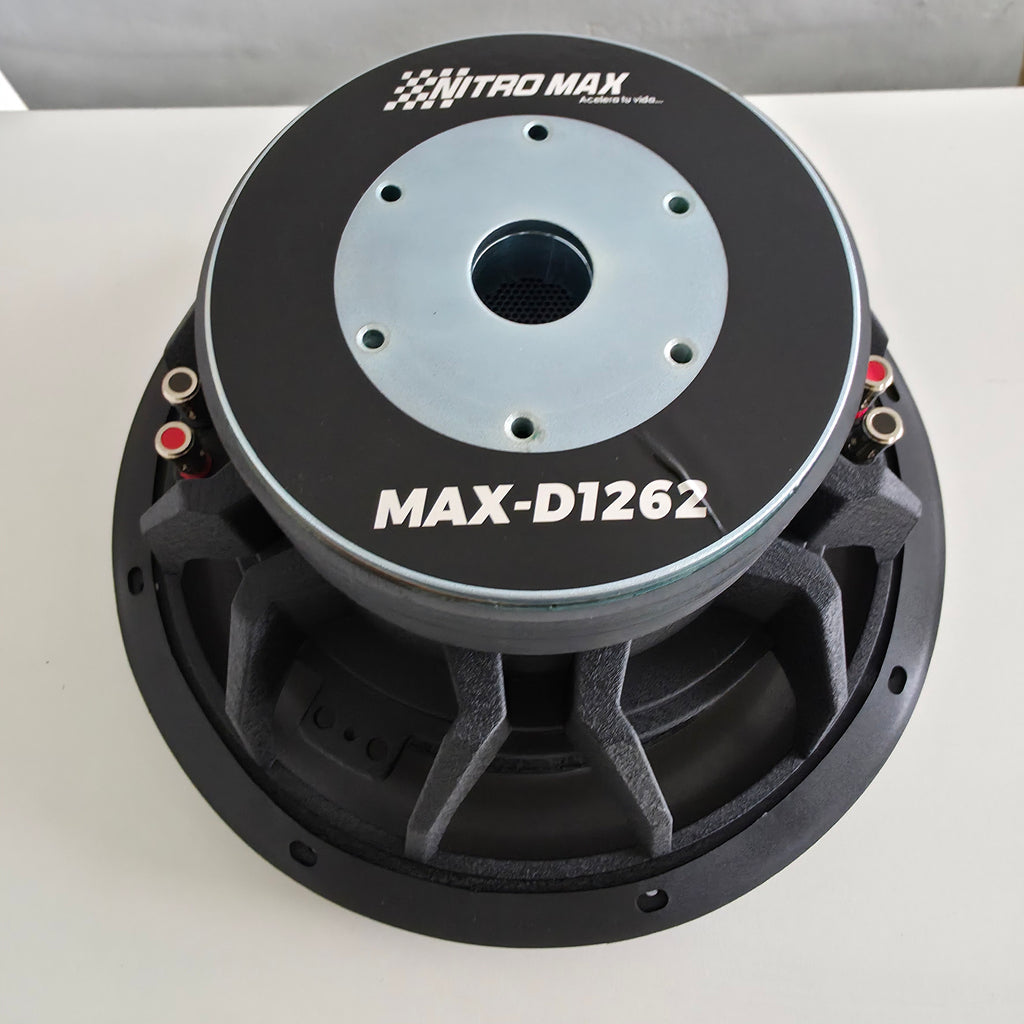 Parlantes 6x9 Nitro Max con rejillas de protección expuestas.