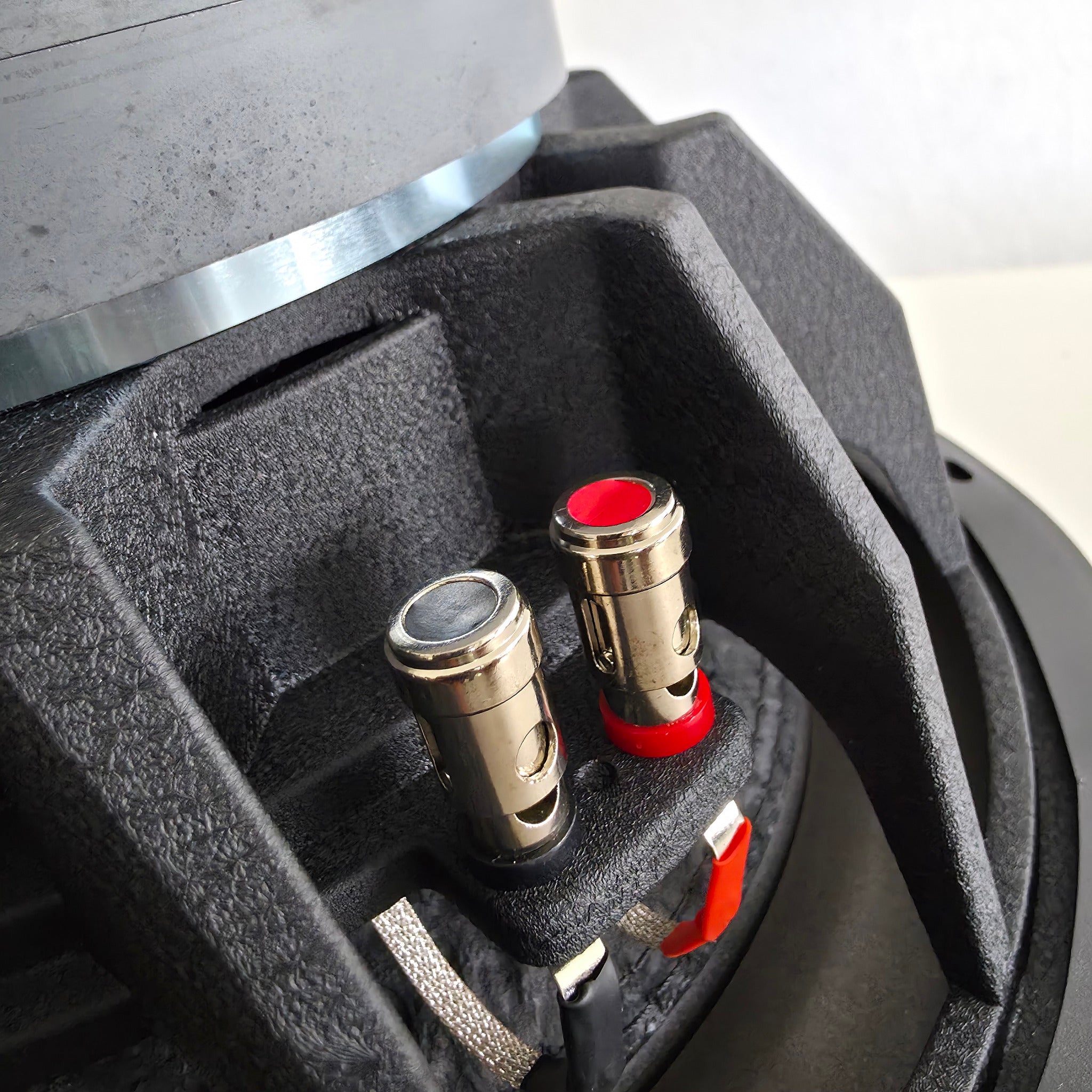 Parlantes 6x9 Nitro Max con rejillas de protección expuestas.