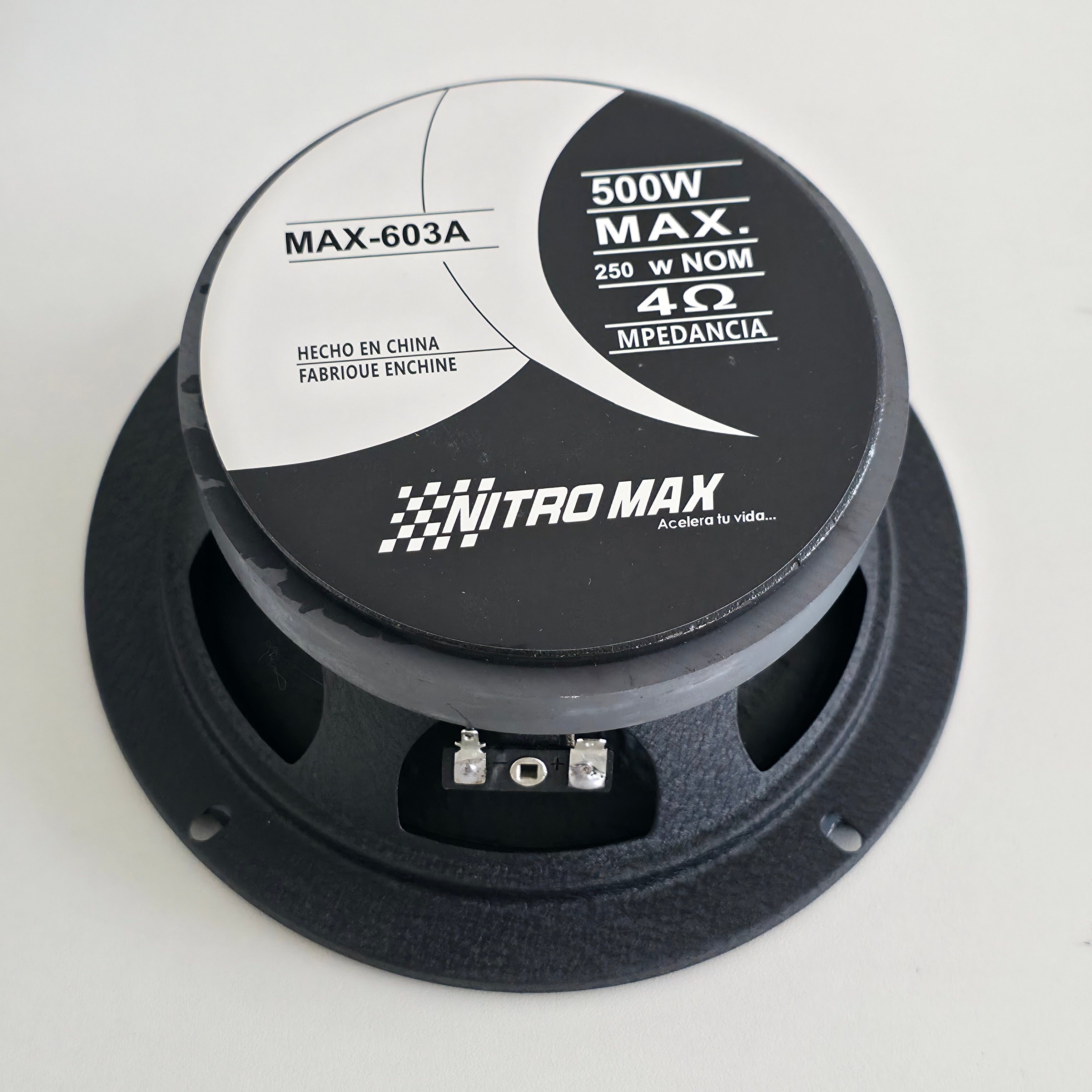 Vista trasera del parlante MAX-603A mostrando los terminales de conexión para amplificador.