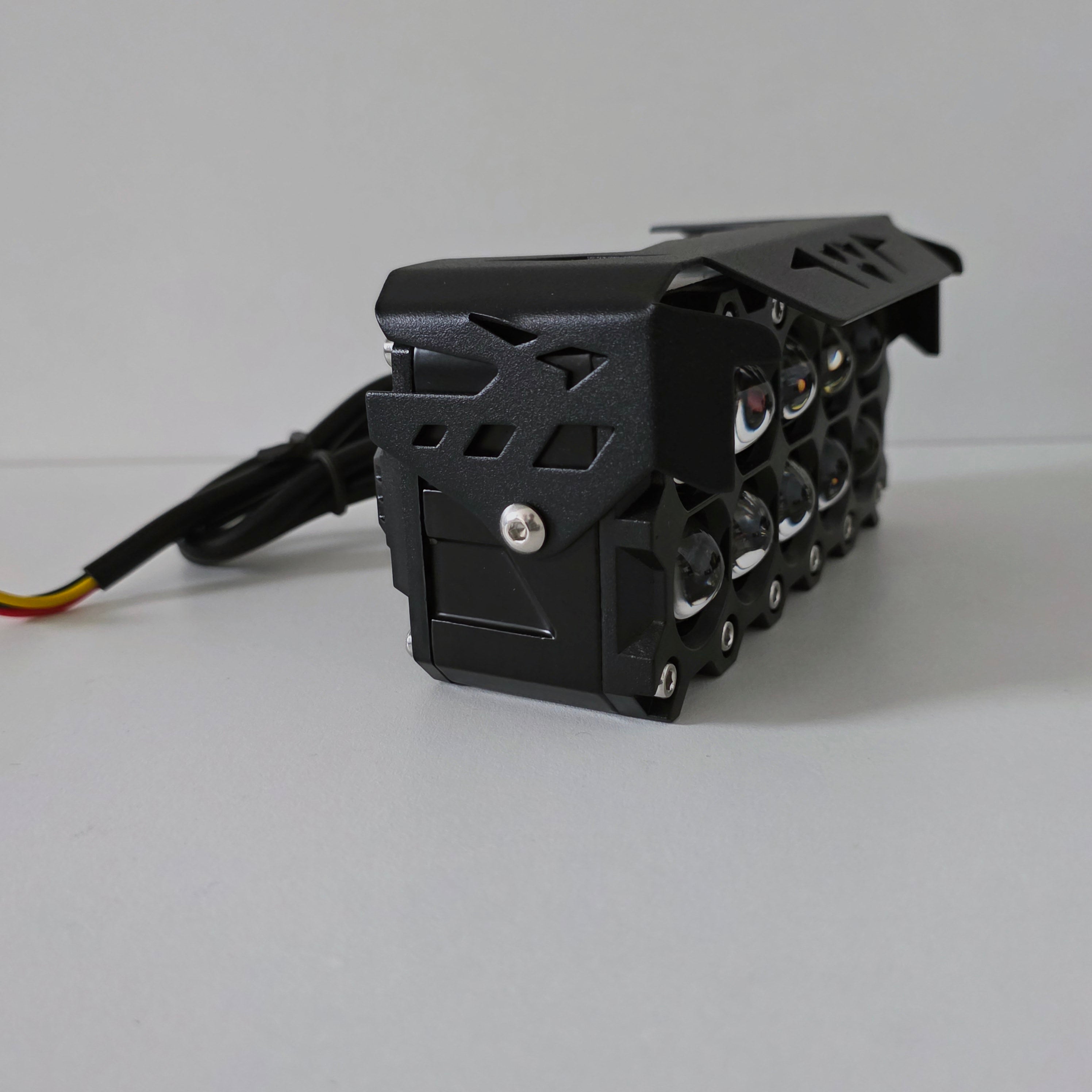 Vista lateral del diseño robusto del faro neblinero LED Nitro Max.