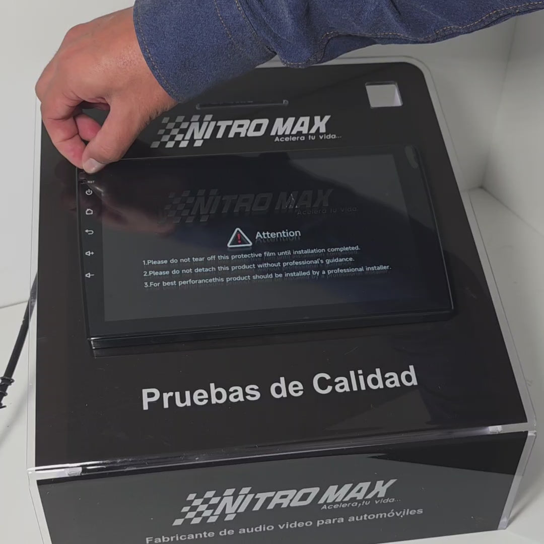 Video de prueba de calidad mostrando el retiro del plástico protector de la pantalla táctil de 9 pulgadas de la radio Nitromaxx NT-MP9.
