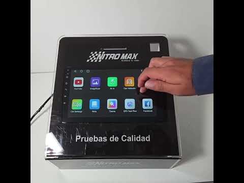 Vista alternativa de la radio Nitro Max 9 pulgadas 1 DIN y sus cables de conexión y antena extendidos.