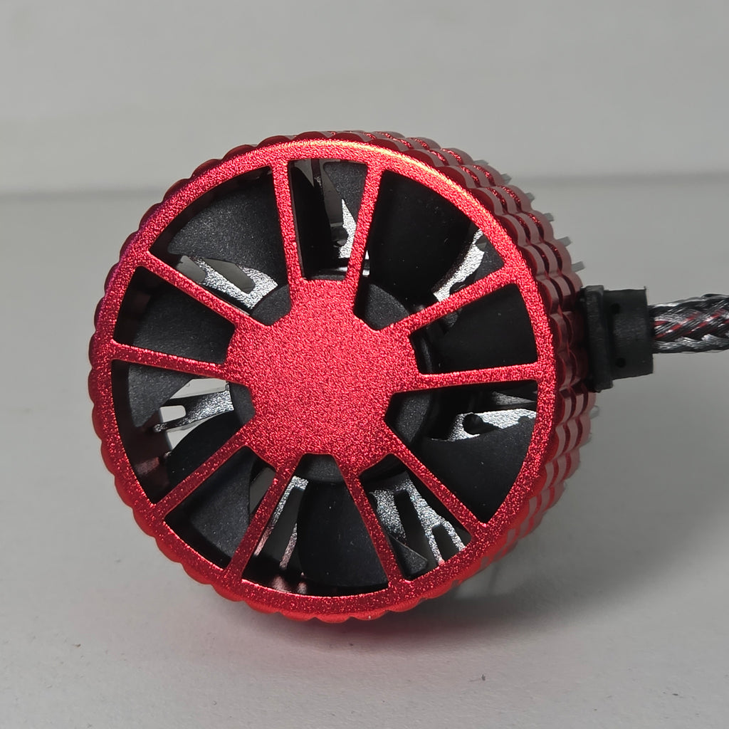 Detalle del ventilador y sistema de enfriamiento eficiente del foco Nitro Max.