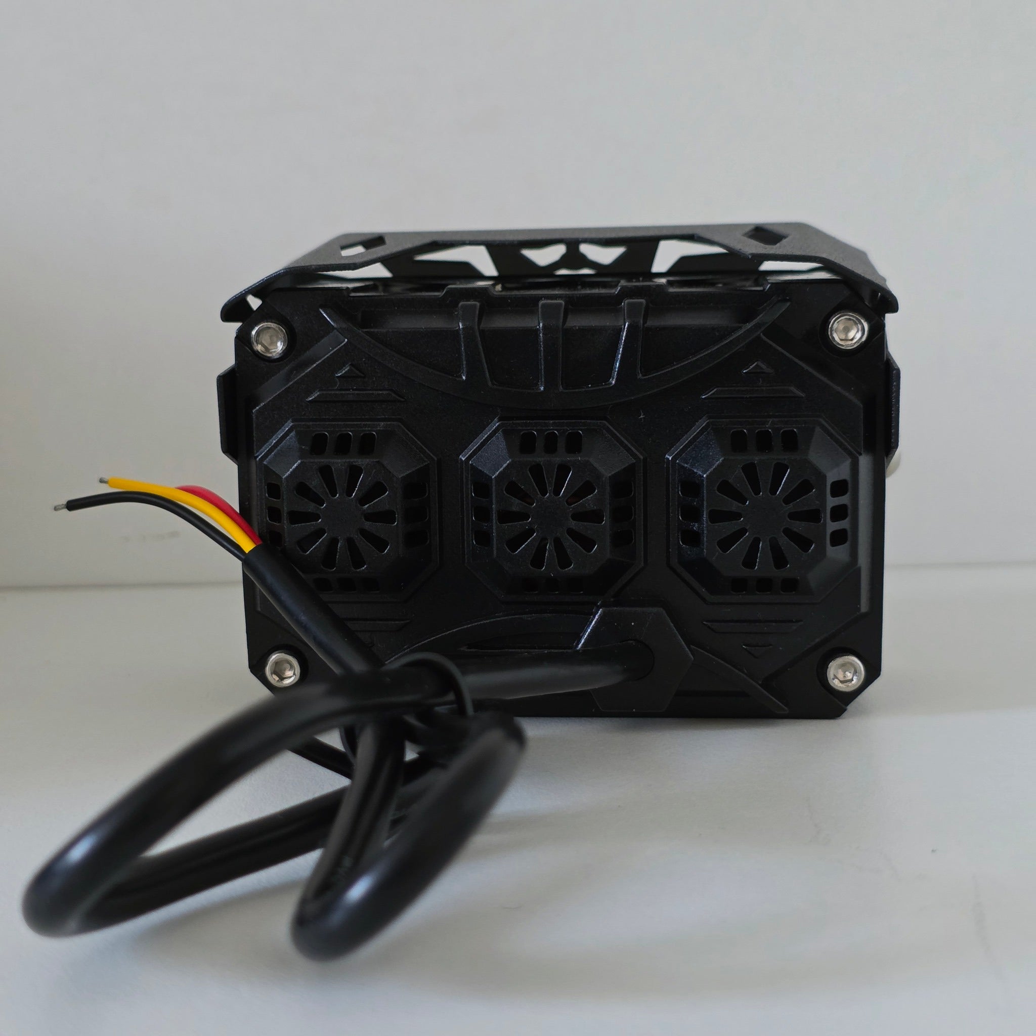 Panel trasero del faro LED Nitro Max mostrando el sistema de enfriamiento activo con tres ventiladores.