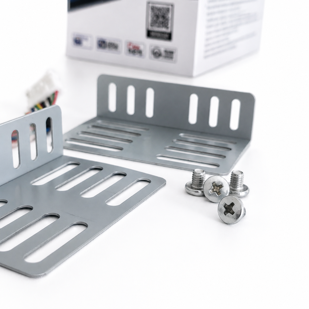 Detalle de los soportes metálicos (brackets) y tornillería incluidos de fábrica para fijar la radio Nitromaxx 2 DIN al tablero del vehículo.