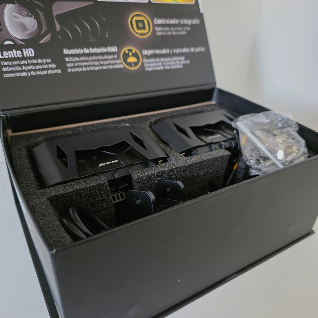 nterior de la caja premium mostrando los faros LED Nitro Max bien protegidos.