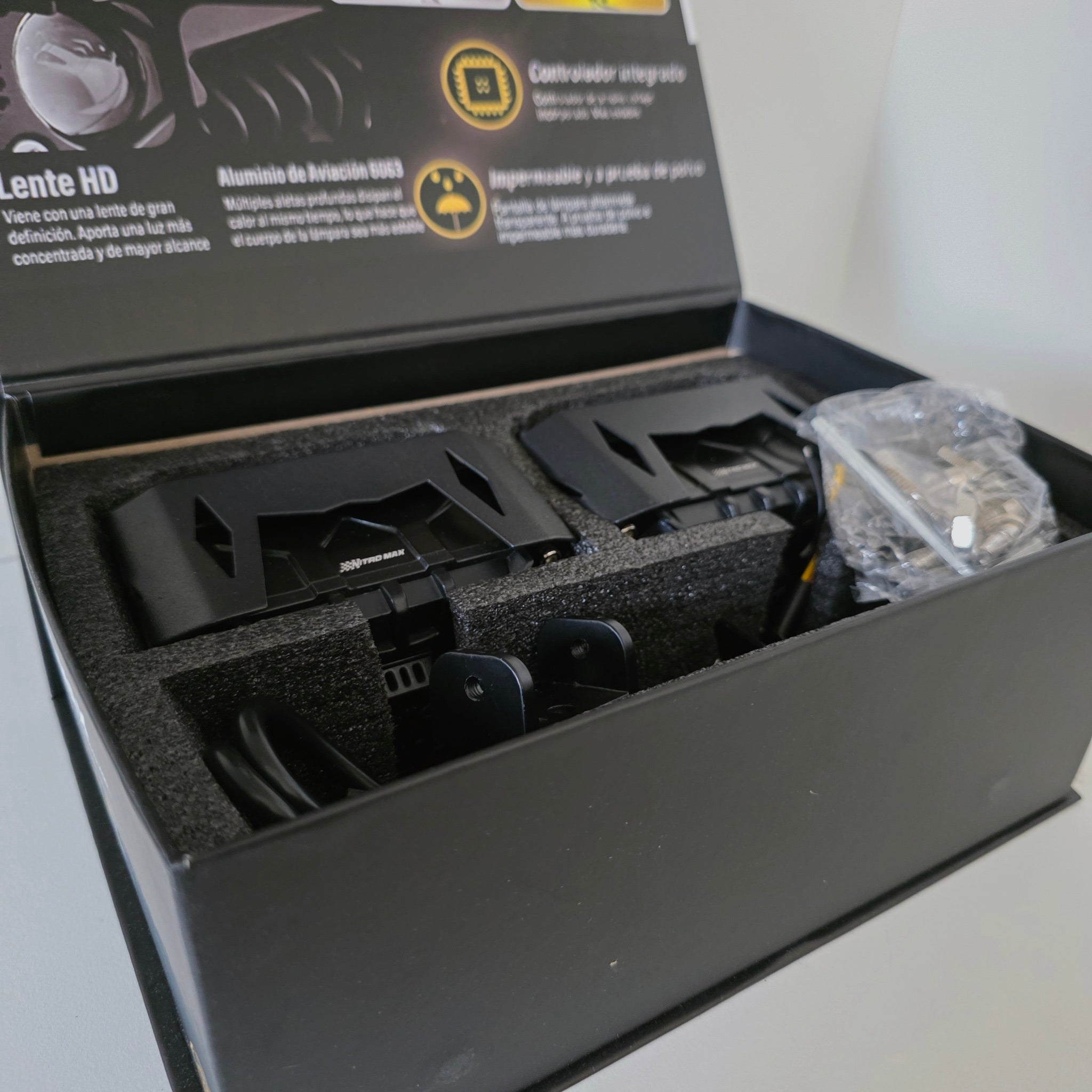 nterior de la caja premium mostrando los faros LED Nitro Max bien protegidos.